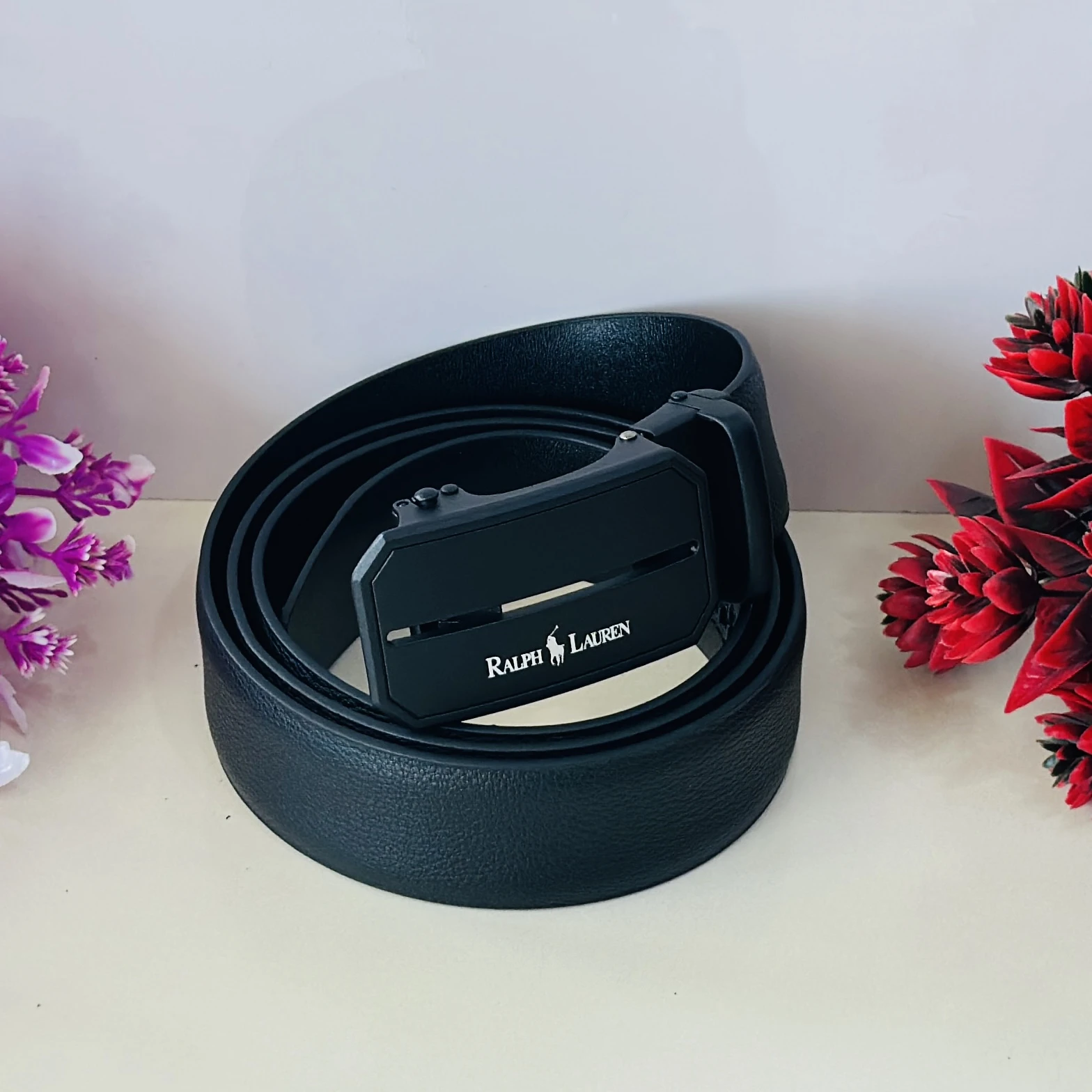 Men’s black leather auto-lock buckle belt.