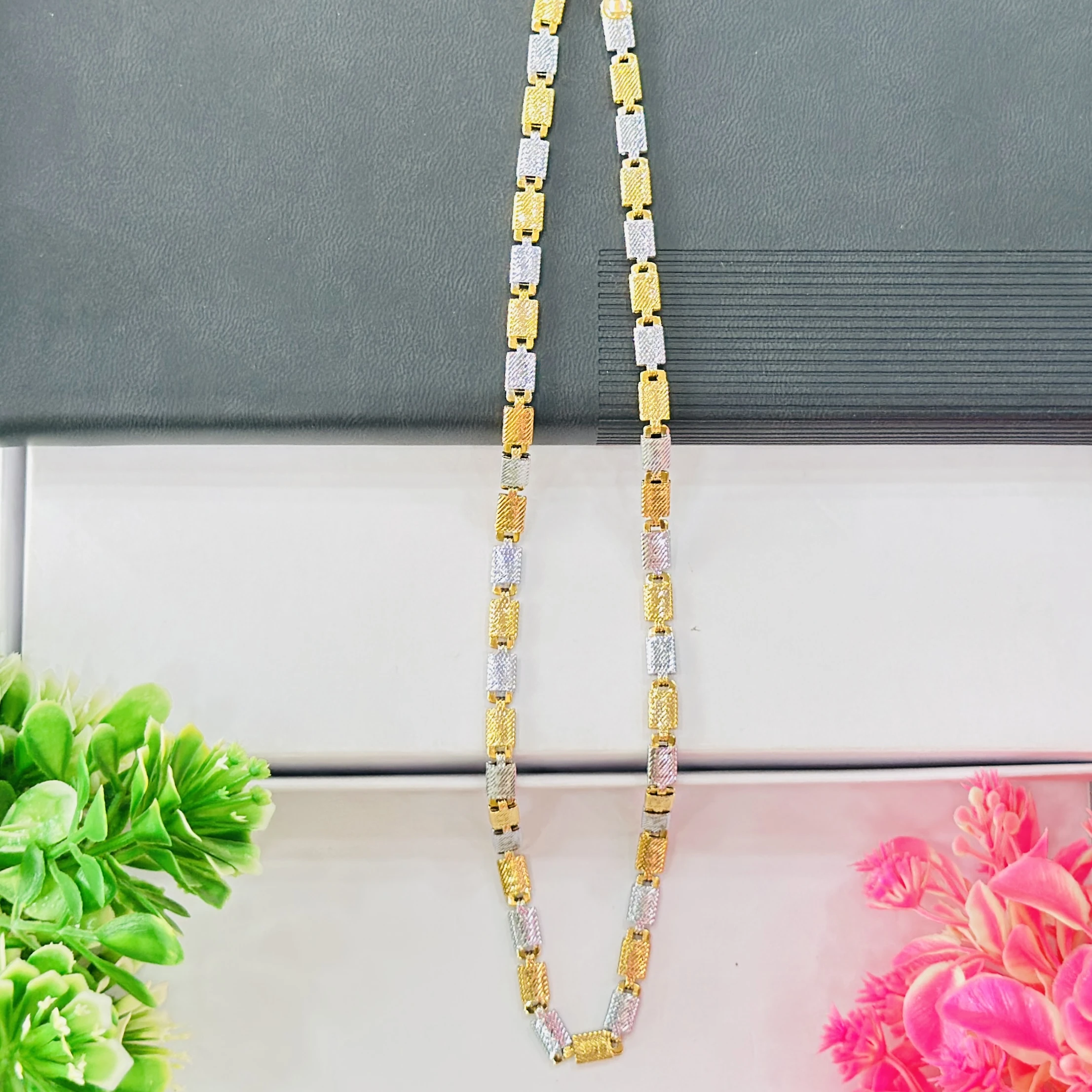 Two -tone chain necklace