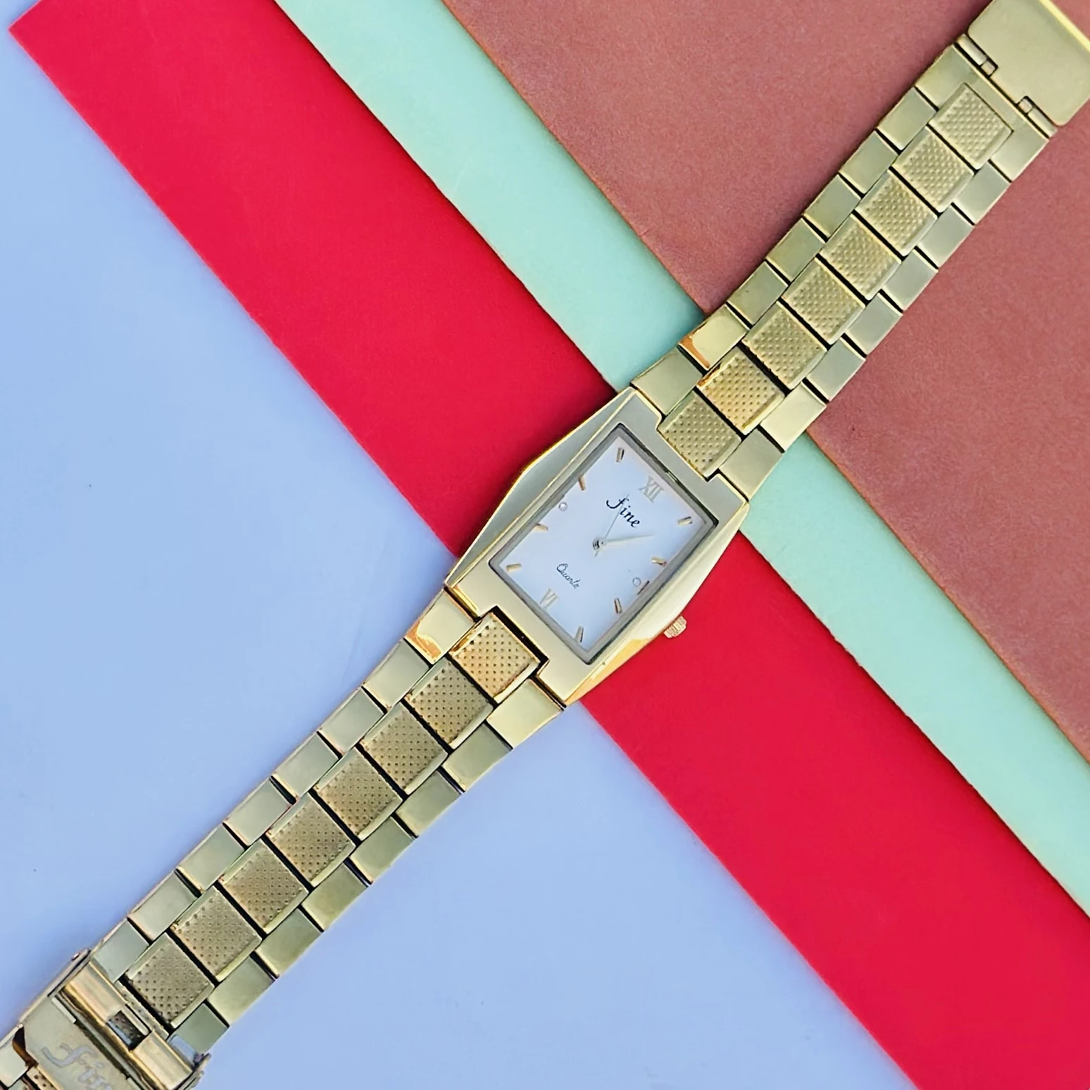 Fine gold-plated analog quartz watch