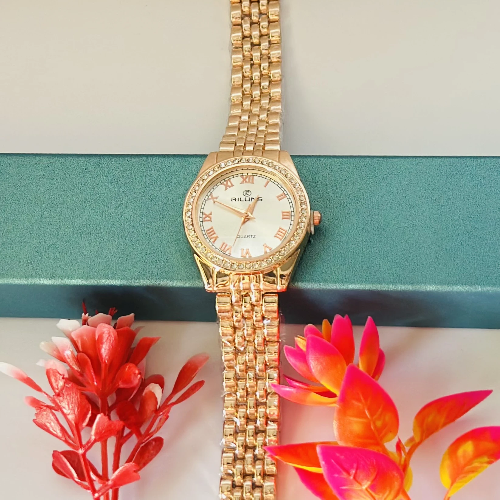 Fashion women's gold metal band watch