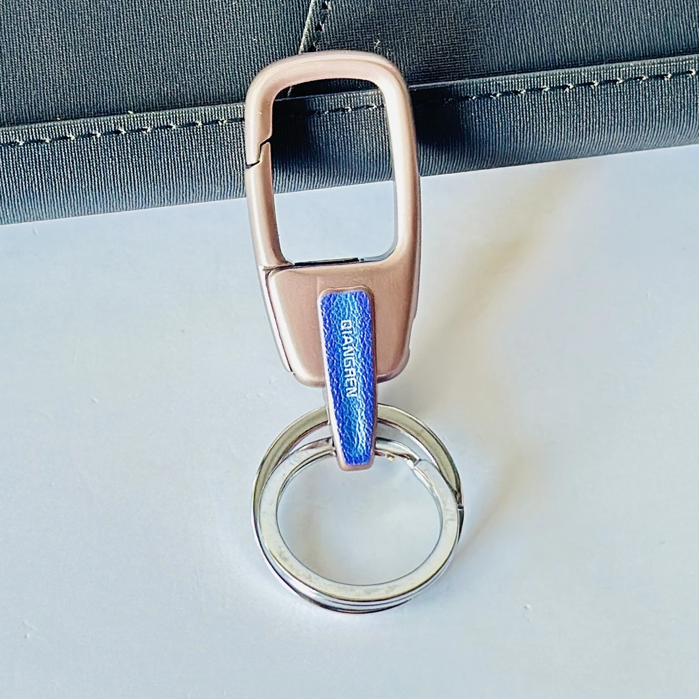 Omuda stylish carabiner keychain
