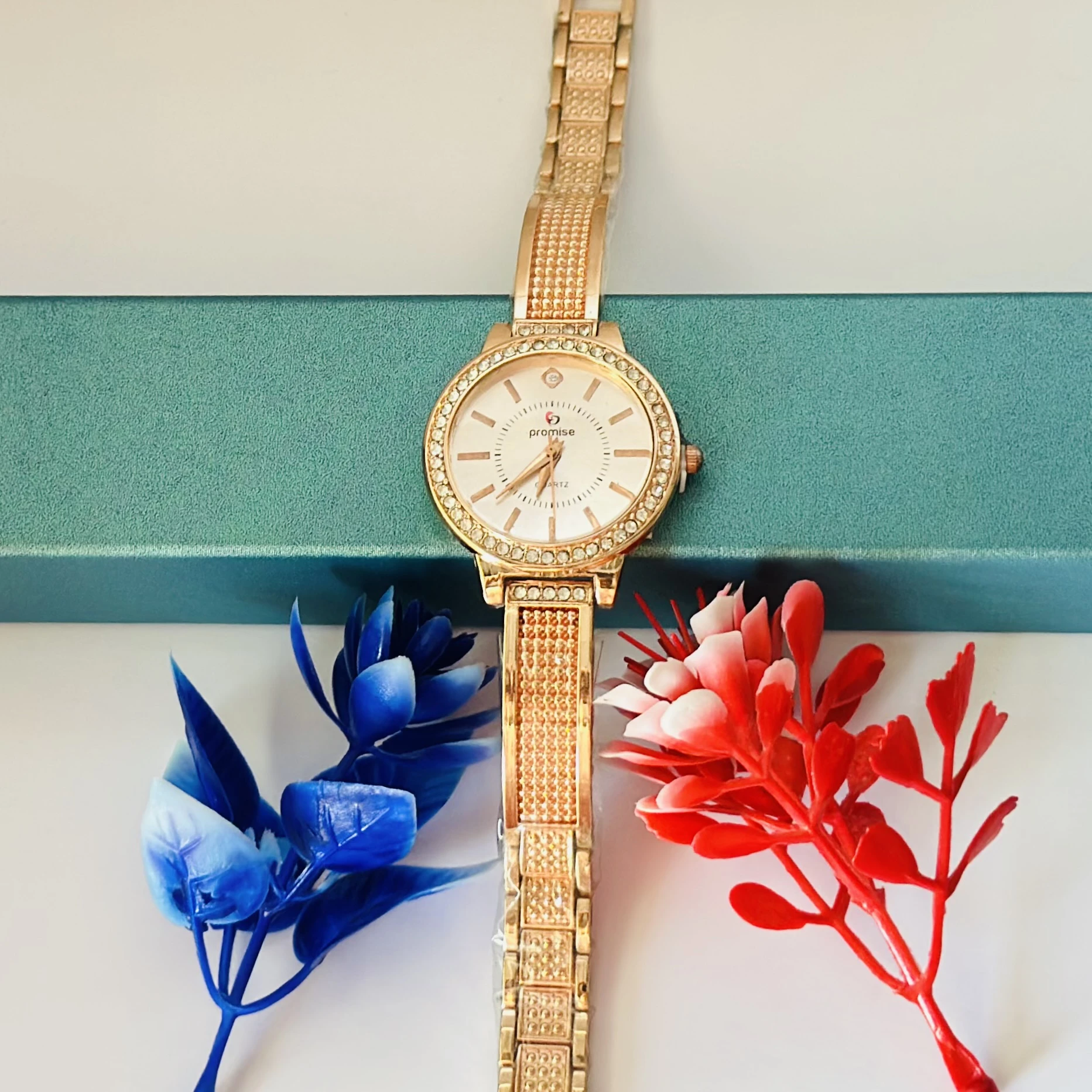 Gold -tone women's analog watch
