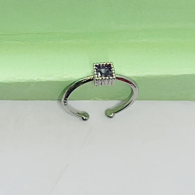 an adjustable sterling silver toe ring featuring a black square gemstone.
