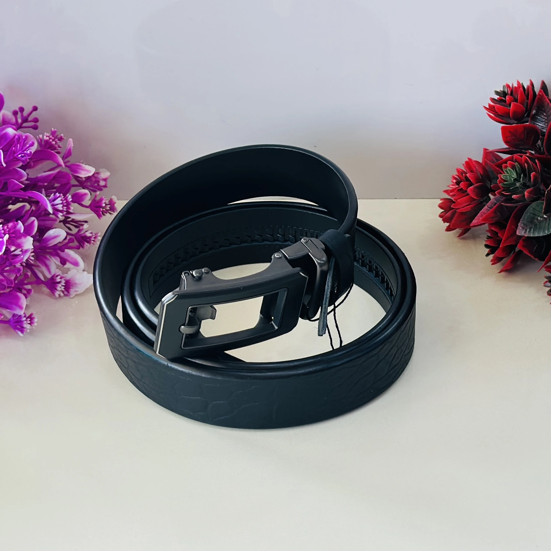Men’s black textured leather automatic ratchet belt
