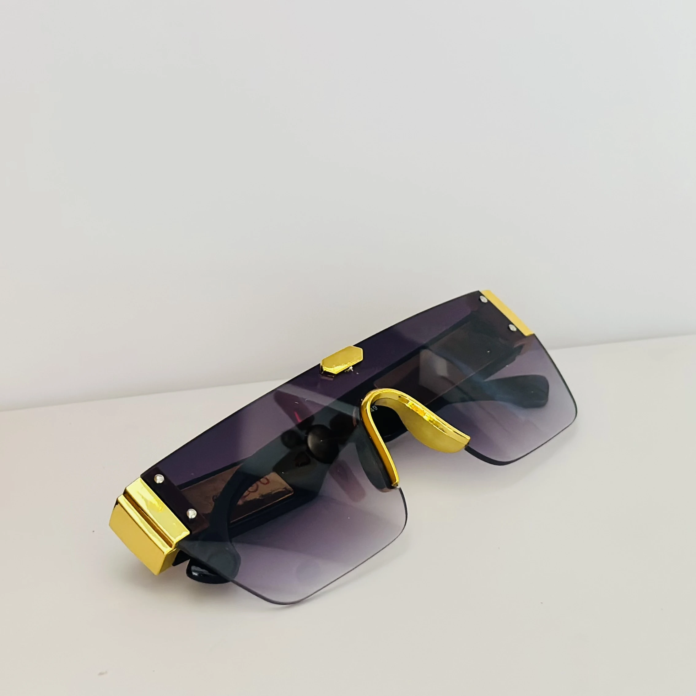 Stylist rimless square sunglasses