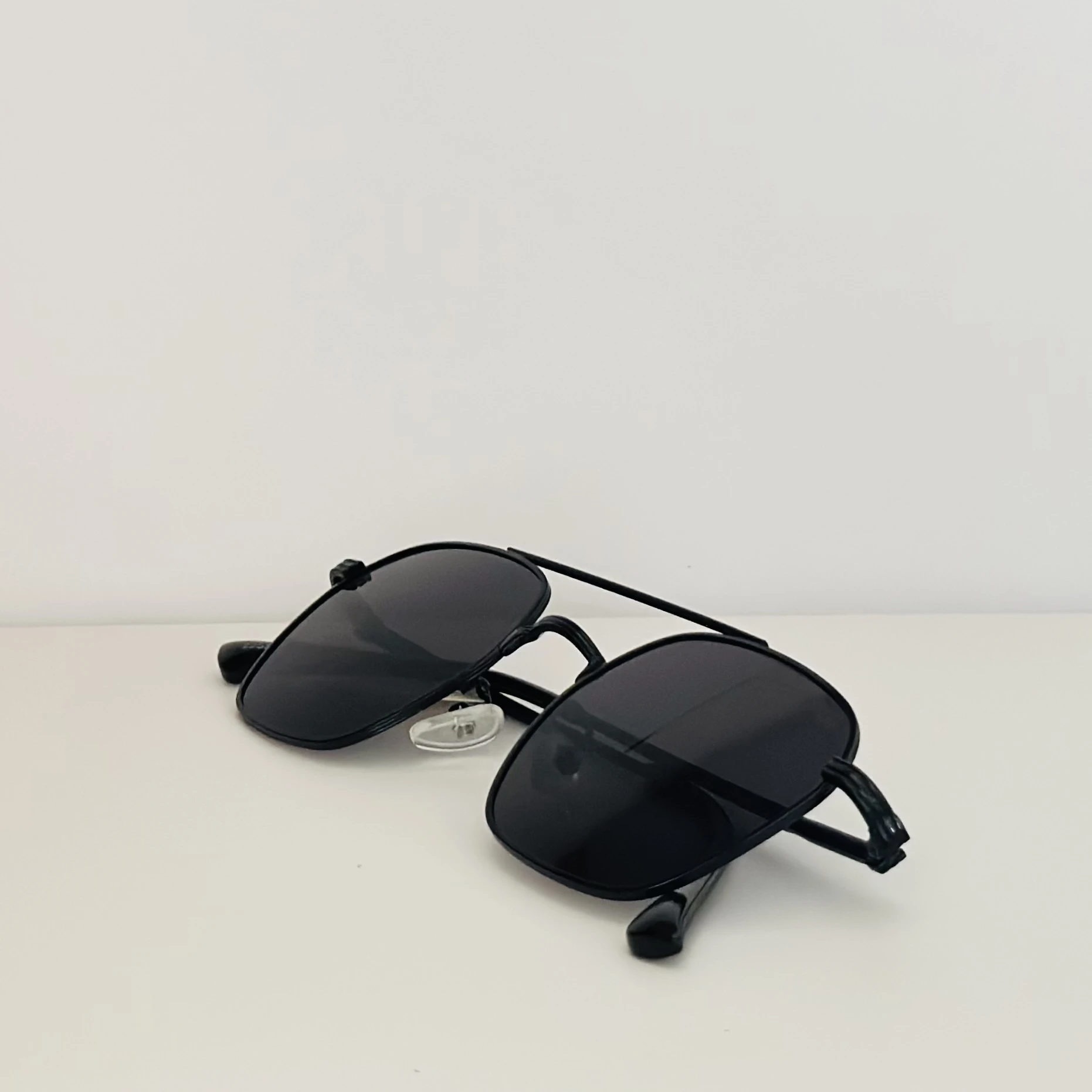 Tommy Hilfiger TH 1671/S sunglasses in black with grey lenses.