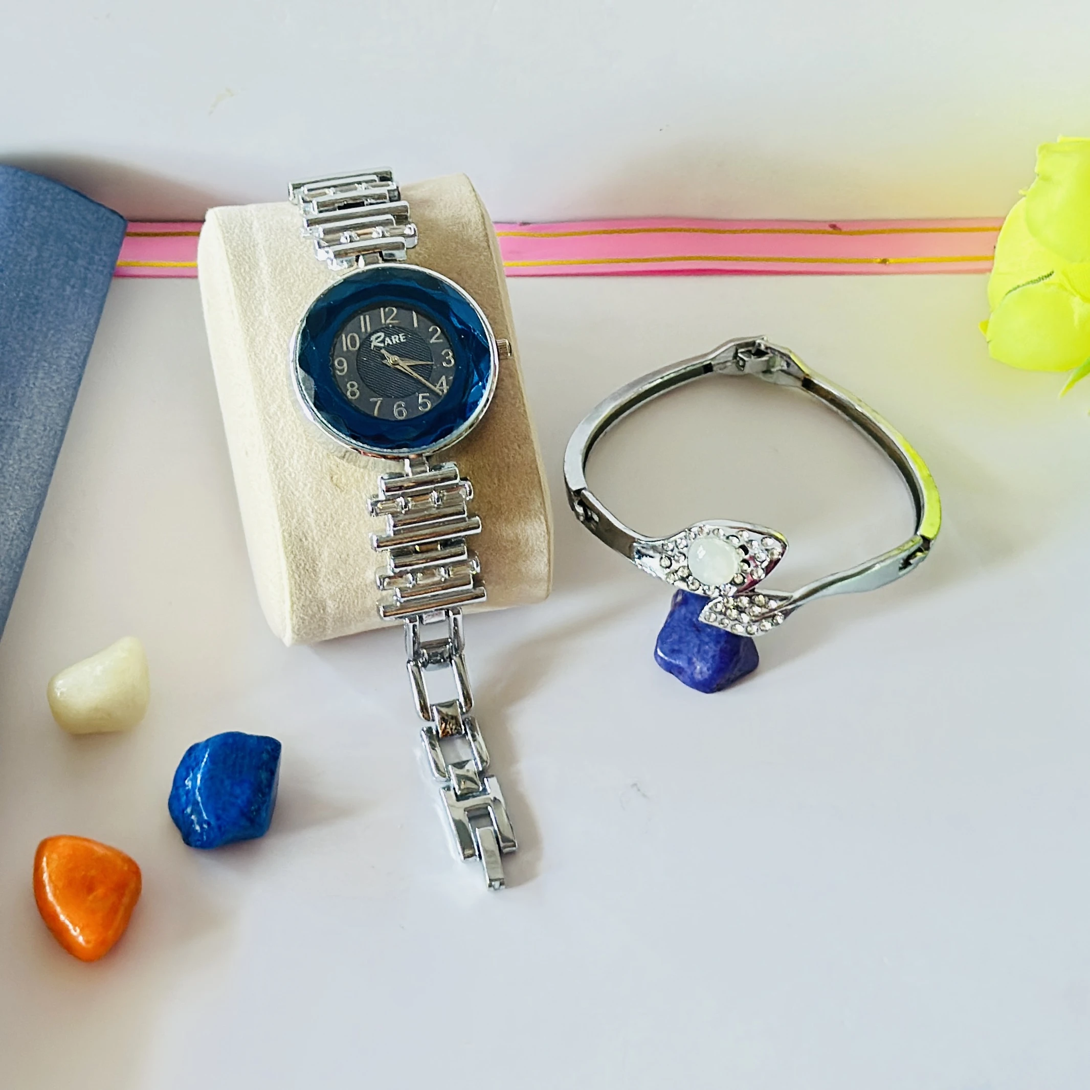 Analogue watch and Breslets set
