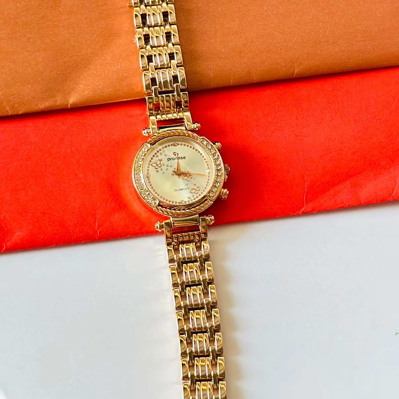 Felix women's analogue watch with a rose gold-toned metal strap