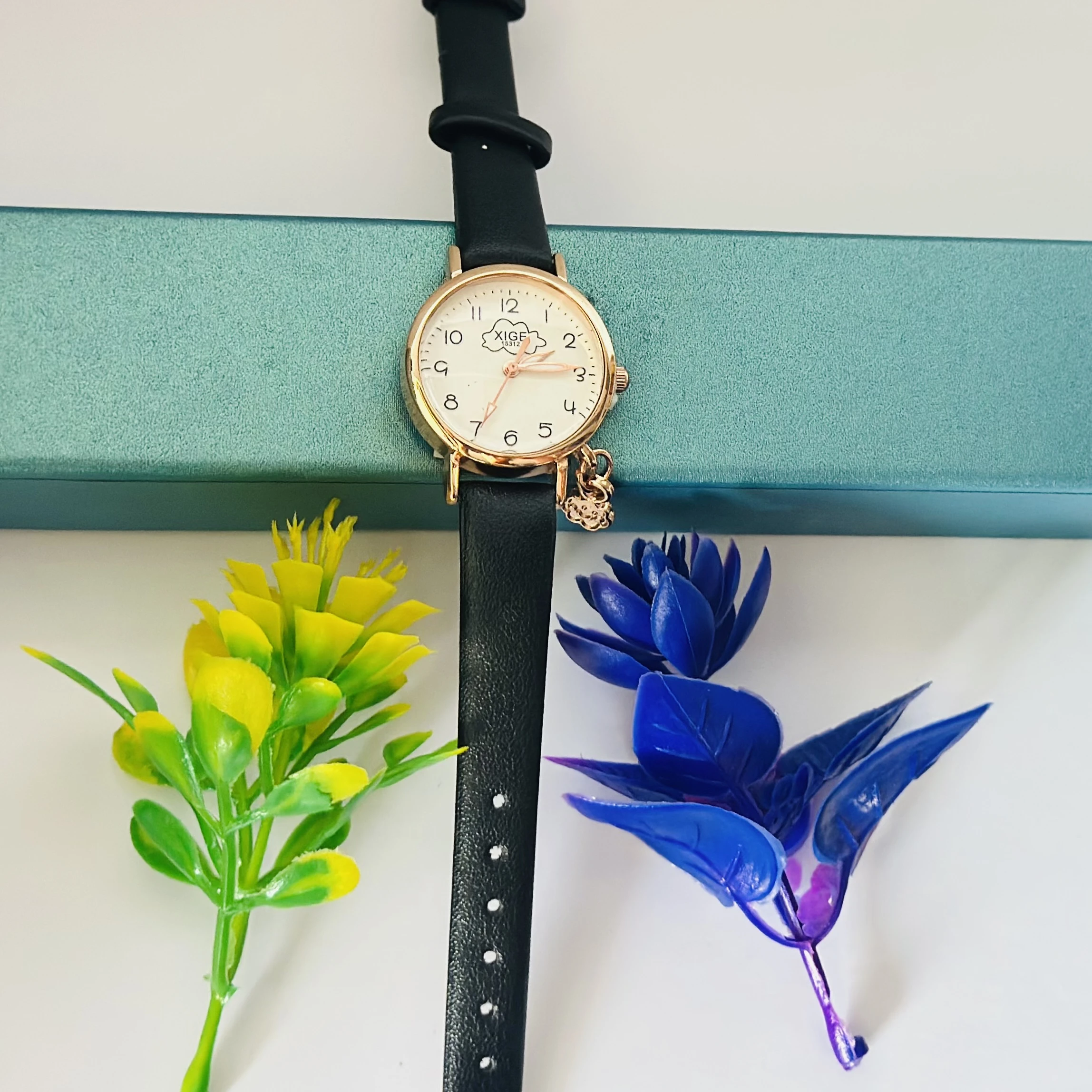 Analog quartz watch for women