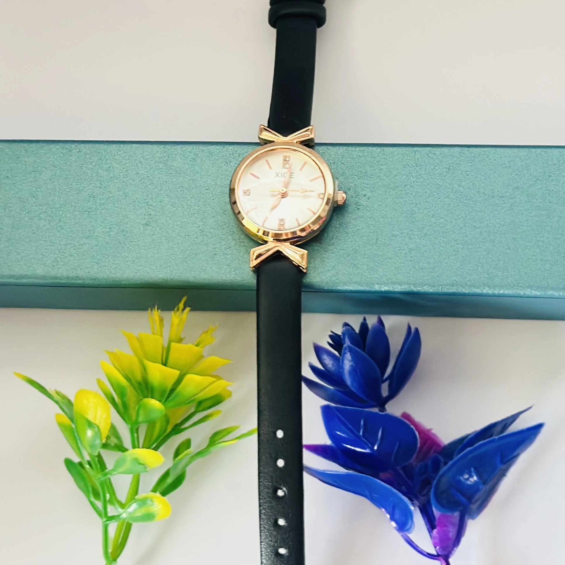 Analog quartz watch for women