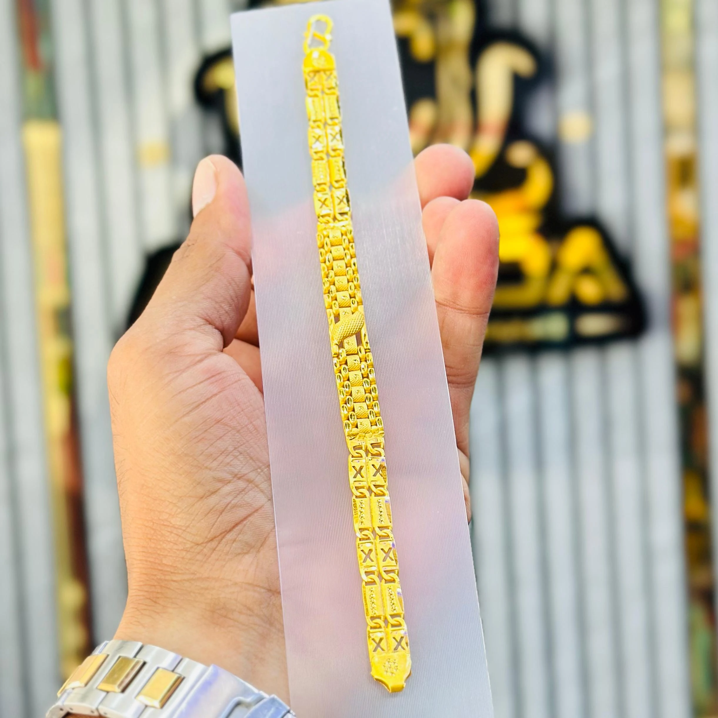 Men’s gold-plated link bracelet.