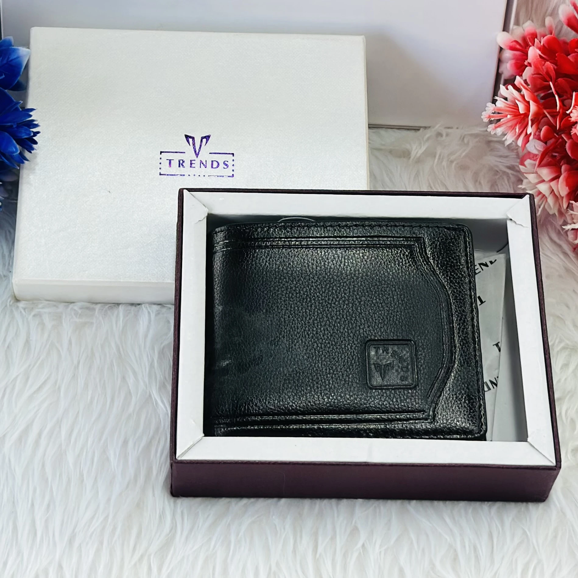 Black genuine leather bifold men's wallet from the brand Trends.