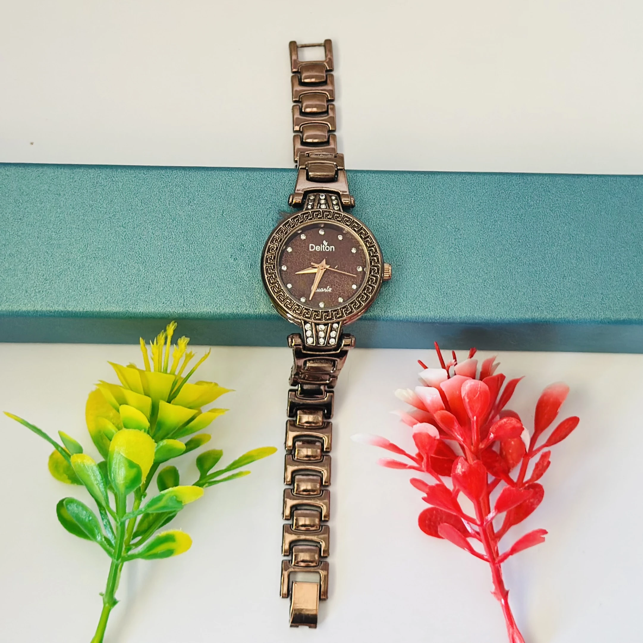 Quartz analog watch for women