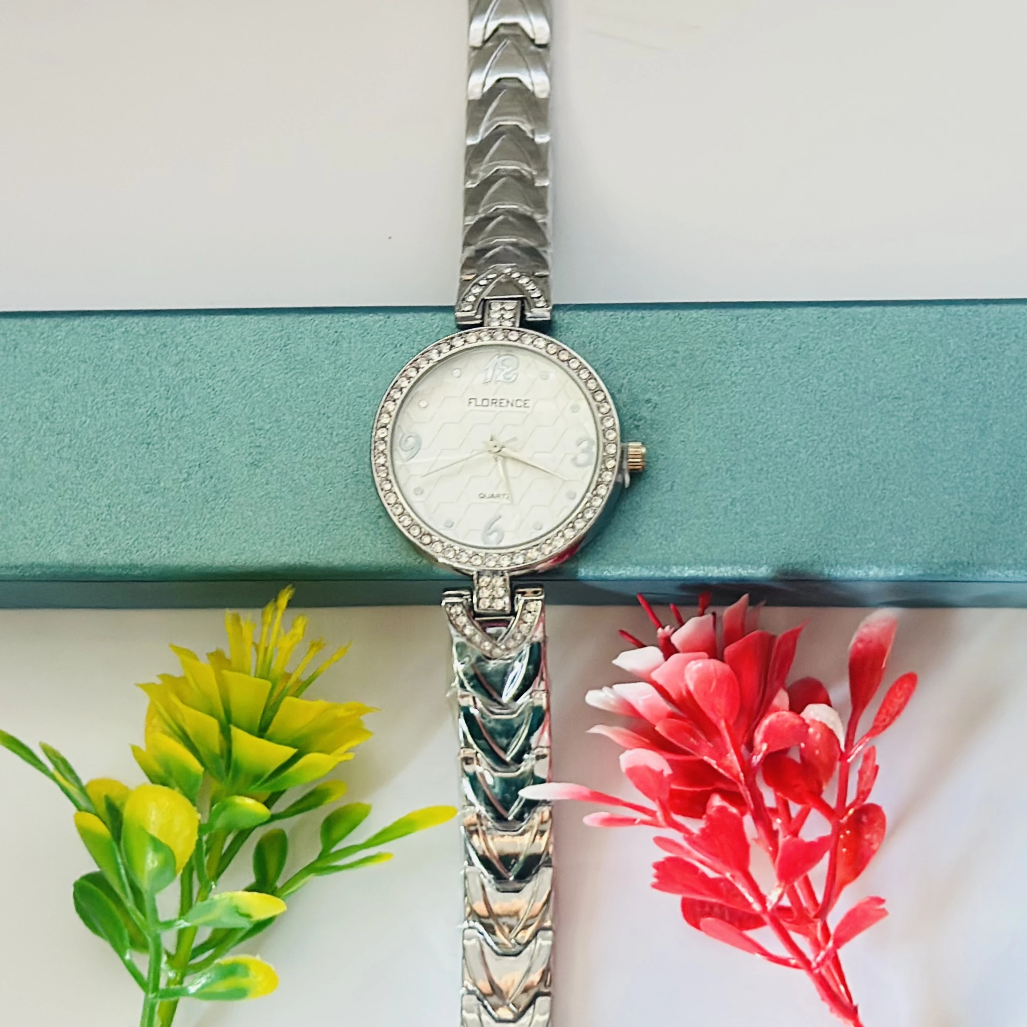 Quartz analog watch for women
