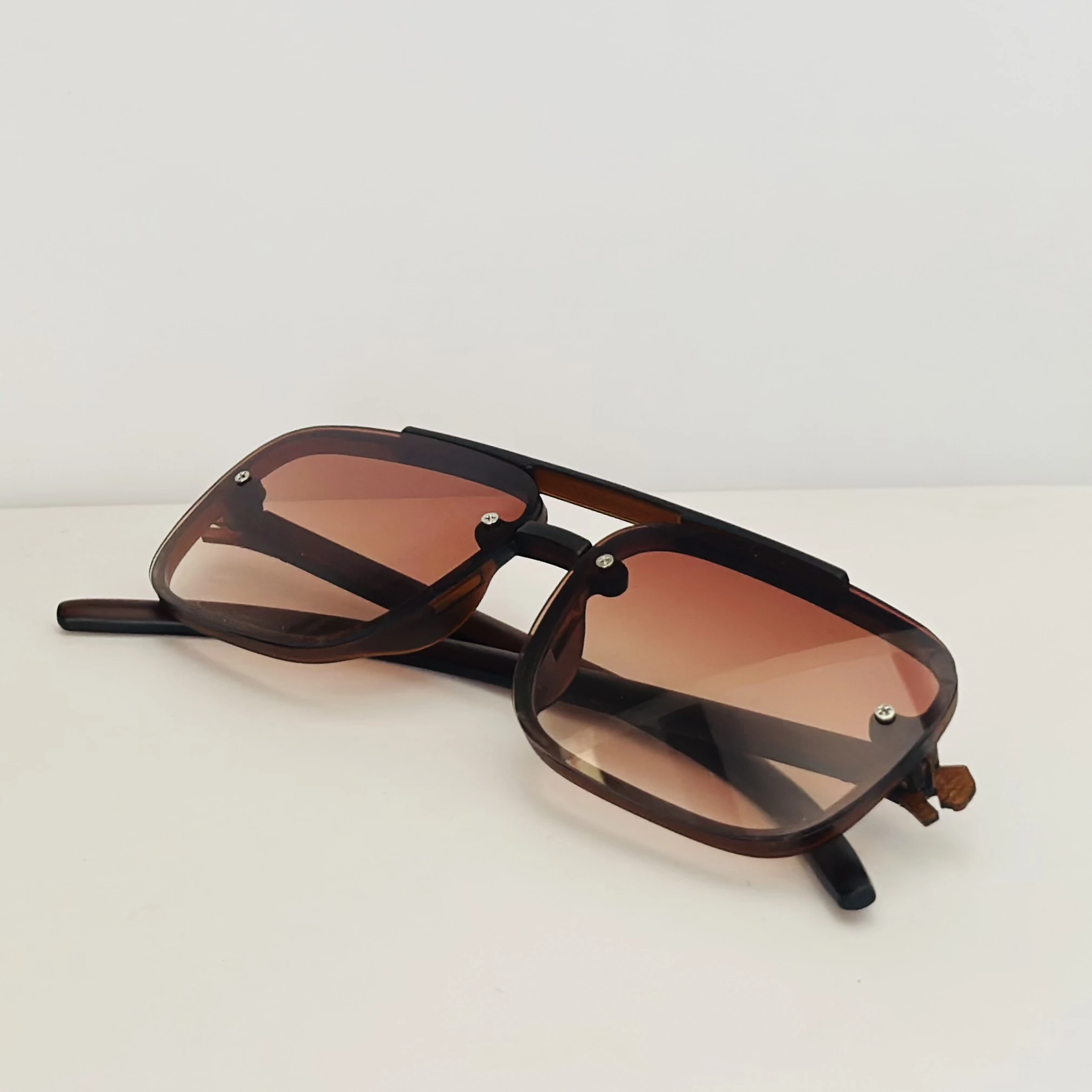Brown oversized flat-top sunglasses.