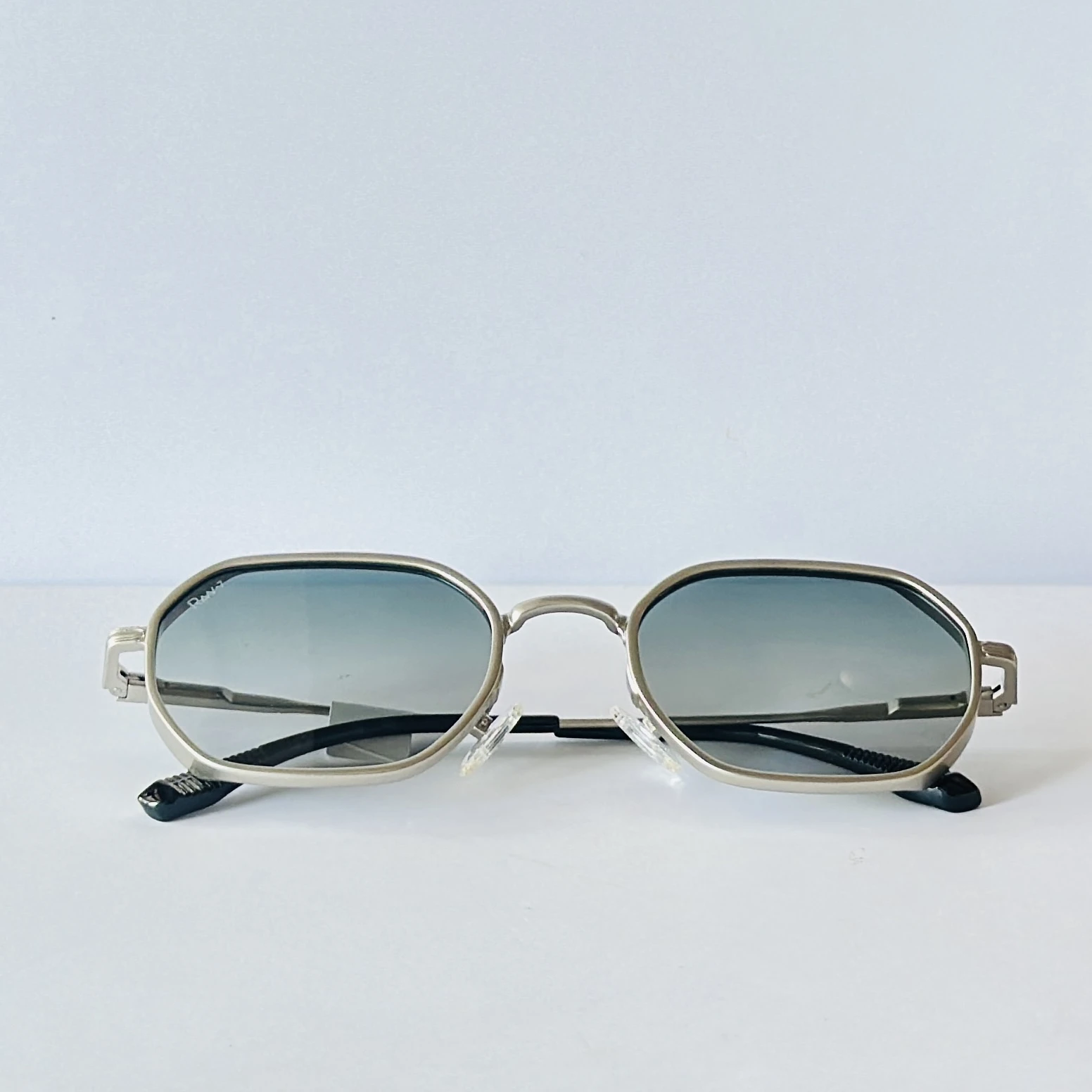 unisex sunglasses appear