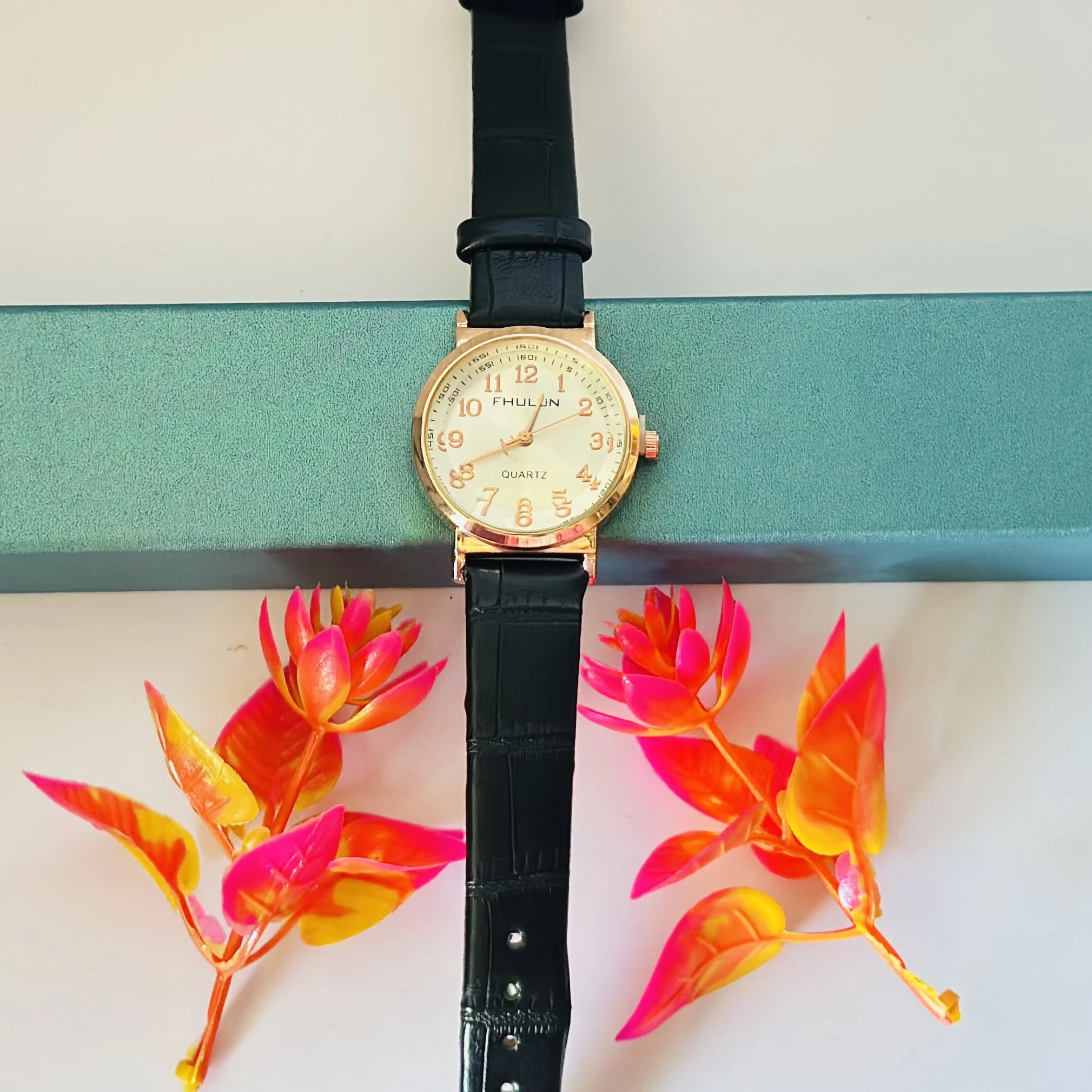 Quartz analog watch for women