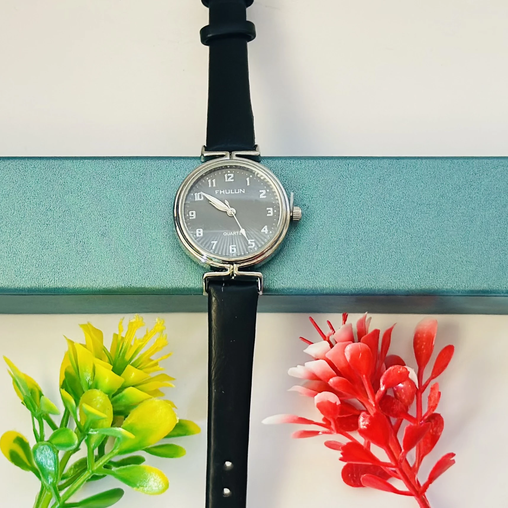 Analog quartz watch for women