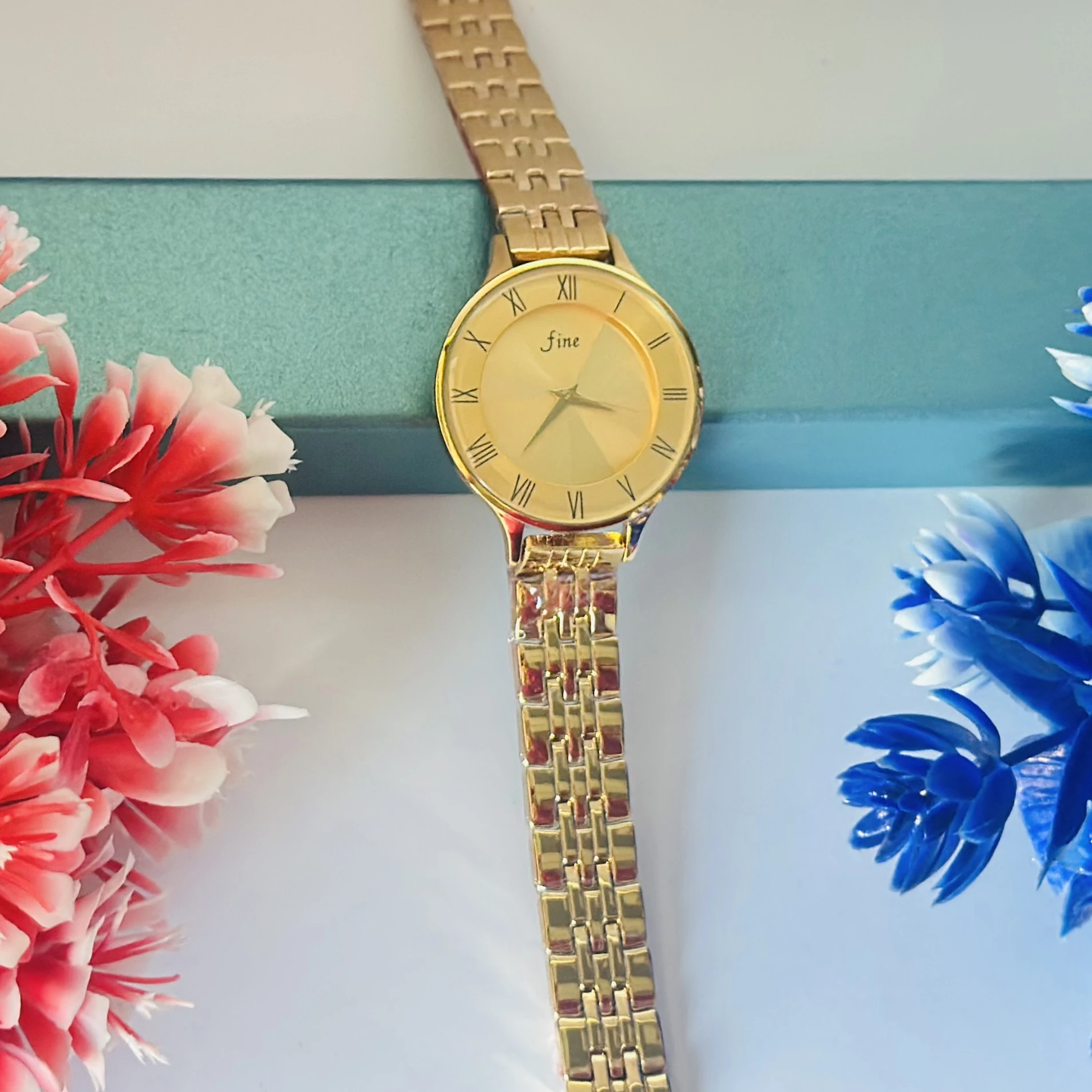 Gold toned women's analog quartz watch