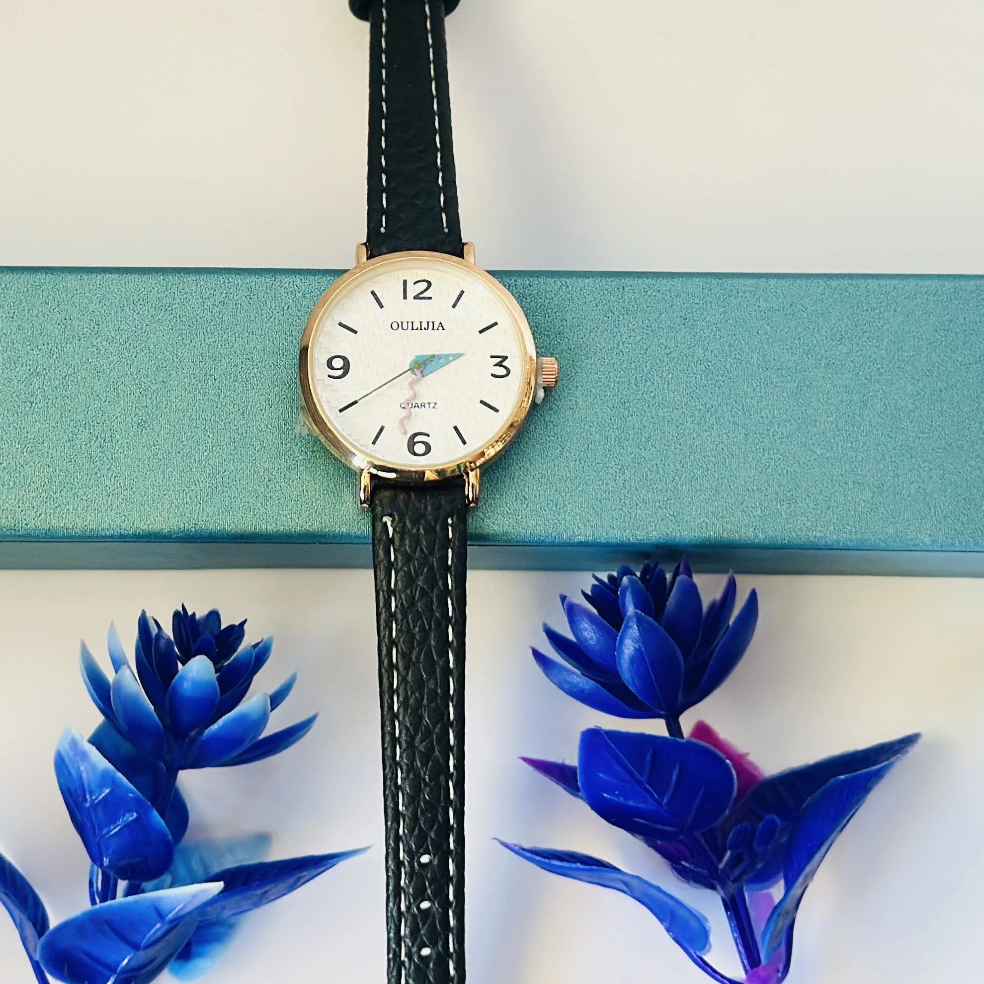 Quartz analog watch For Women