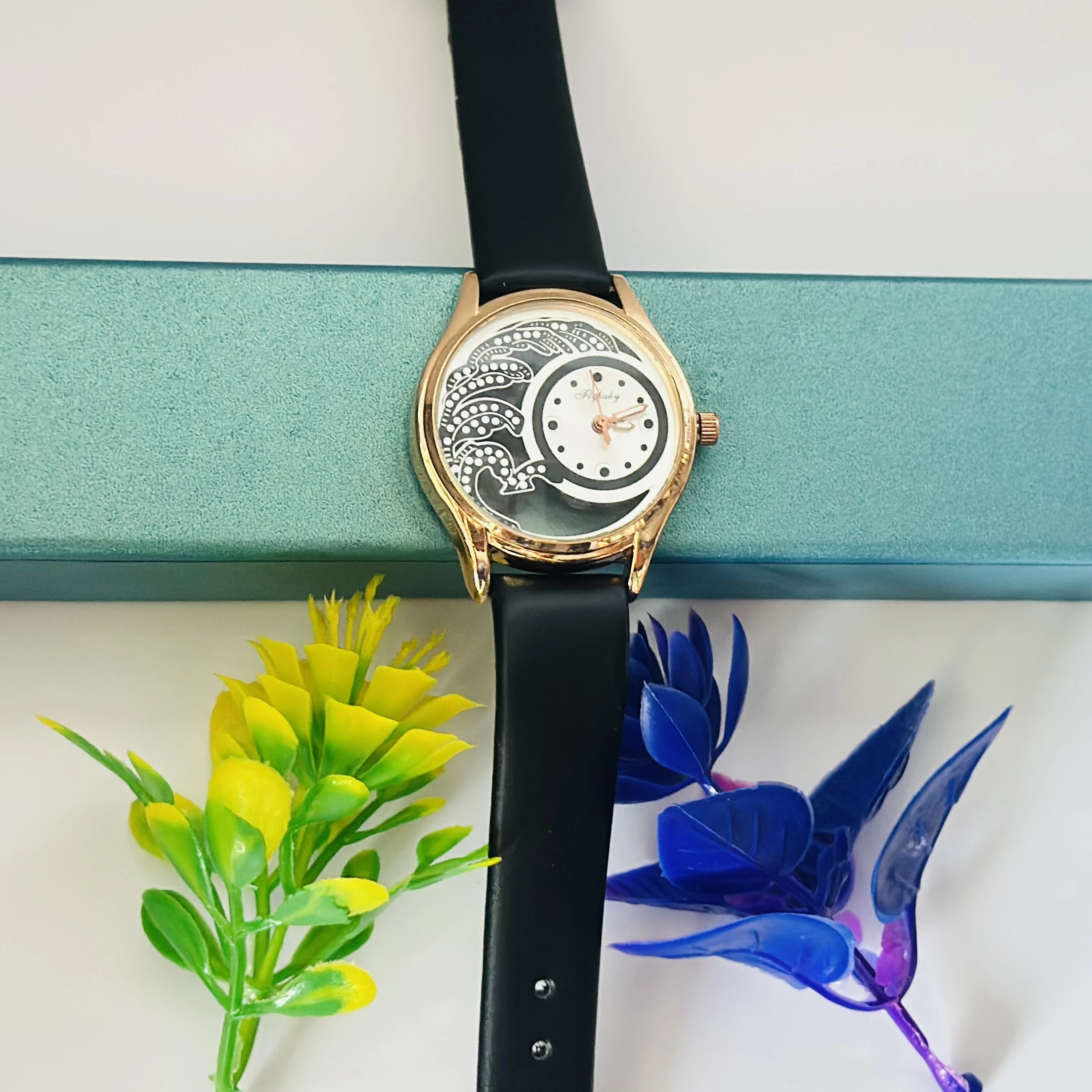 Analog quartz watch for women