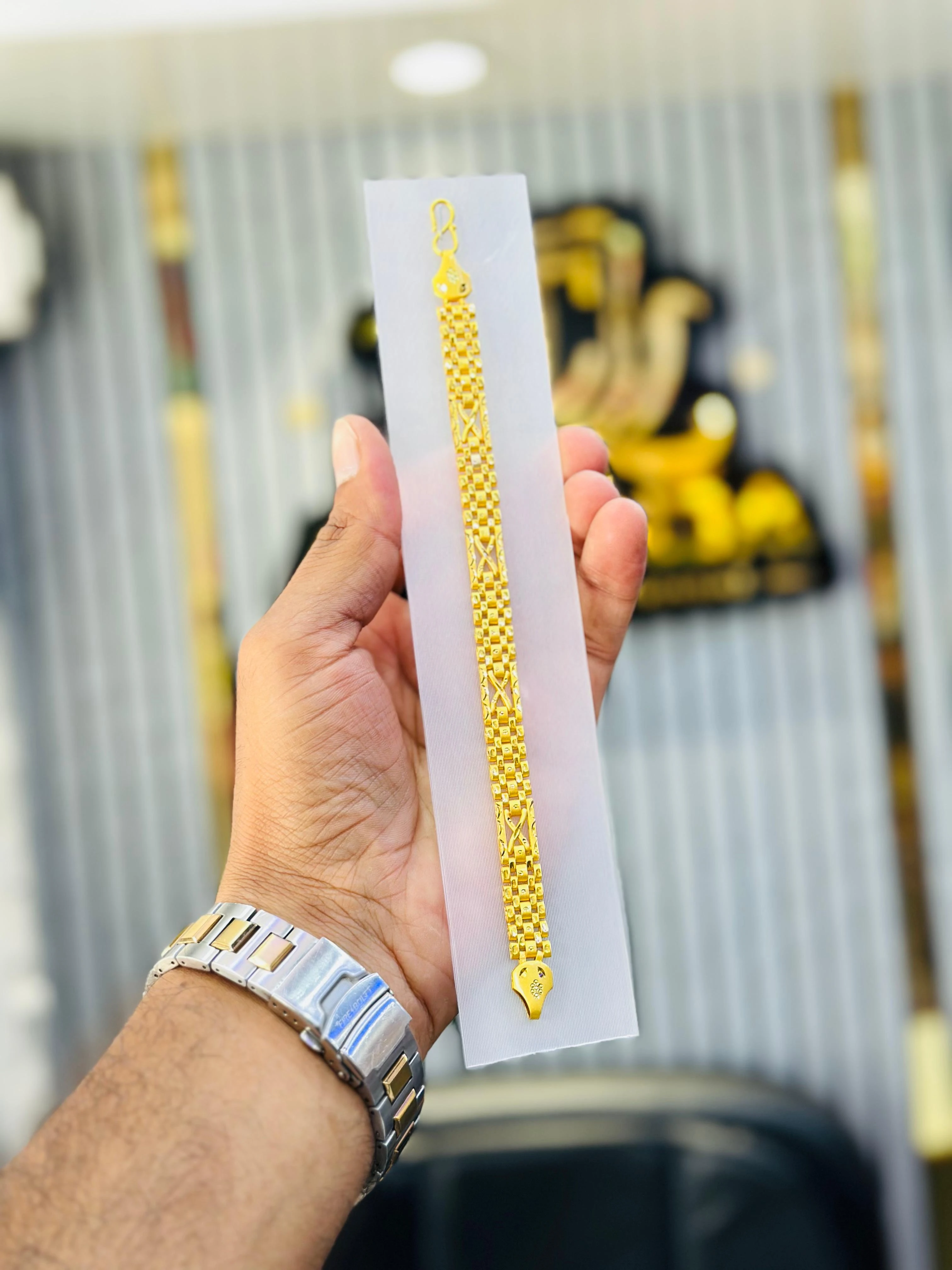 Men’s gold-plated link bracelet.