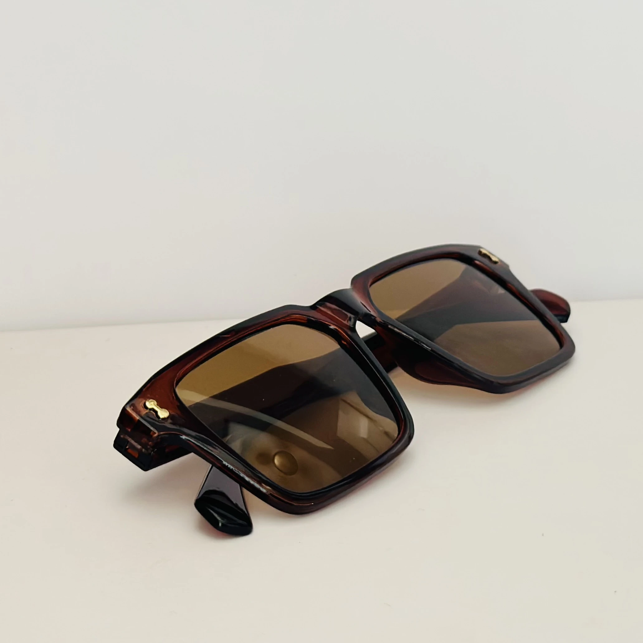 Brown oversized flat-top sunglasses.