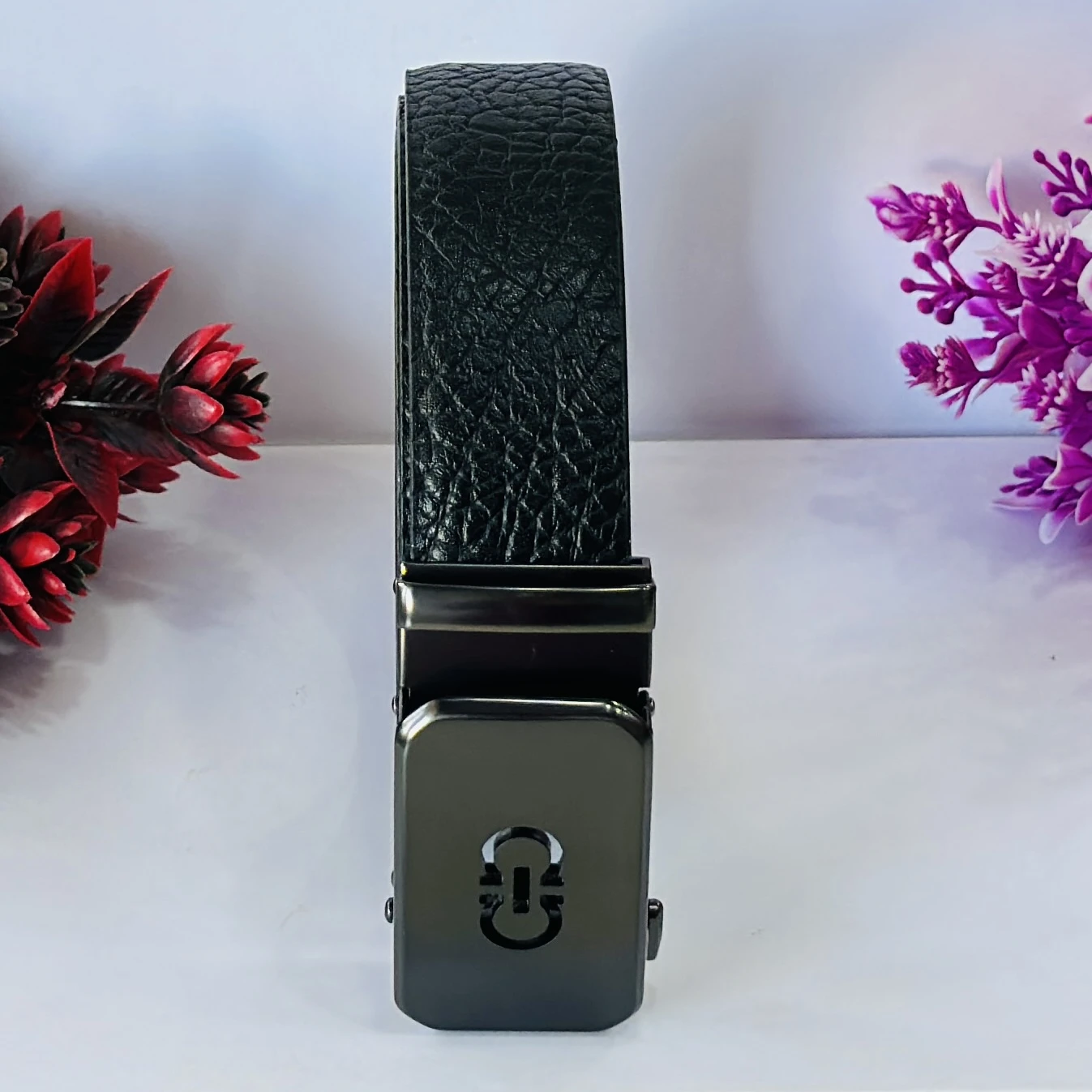 Leather belt with an automatic buckle.