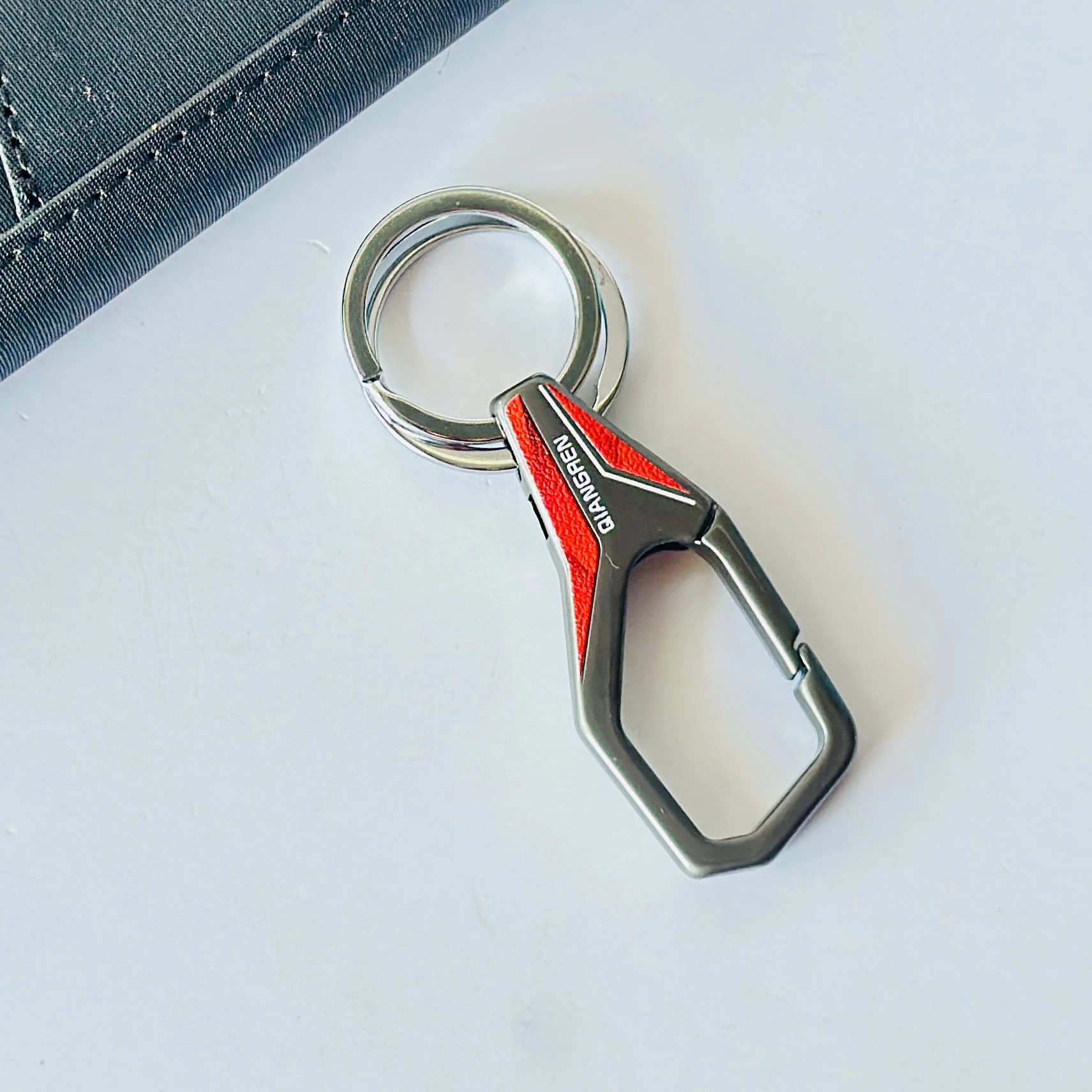 Omuda premium hook locking metal keychain