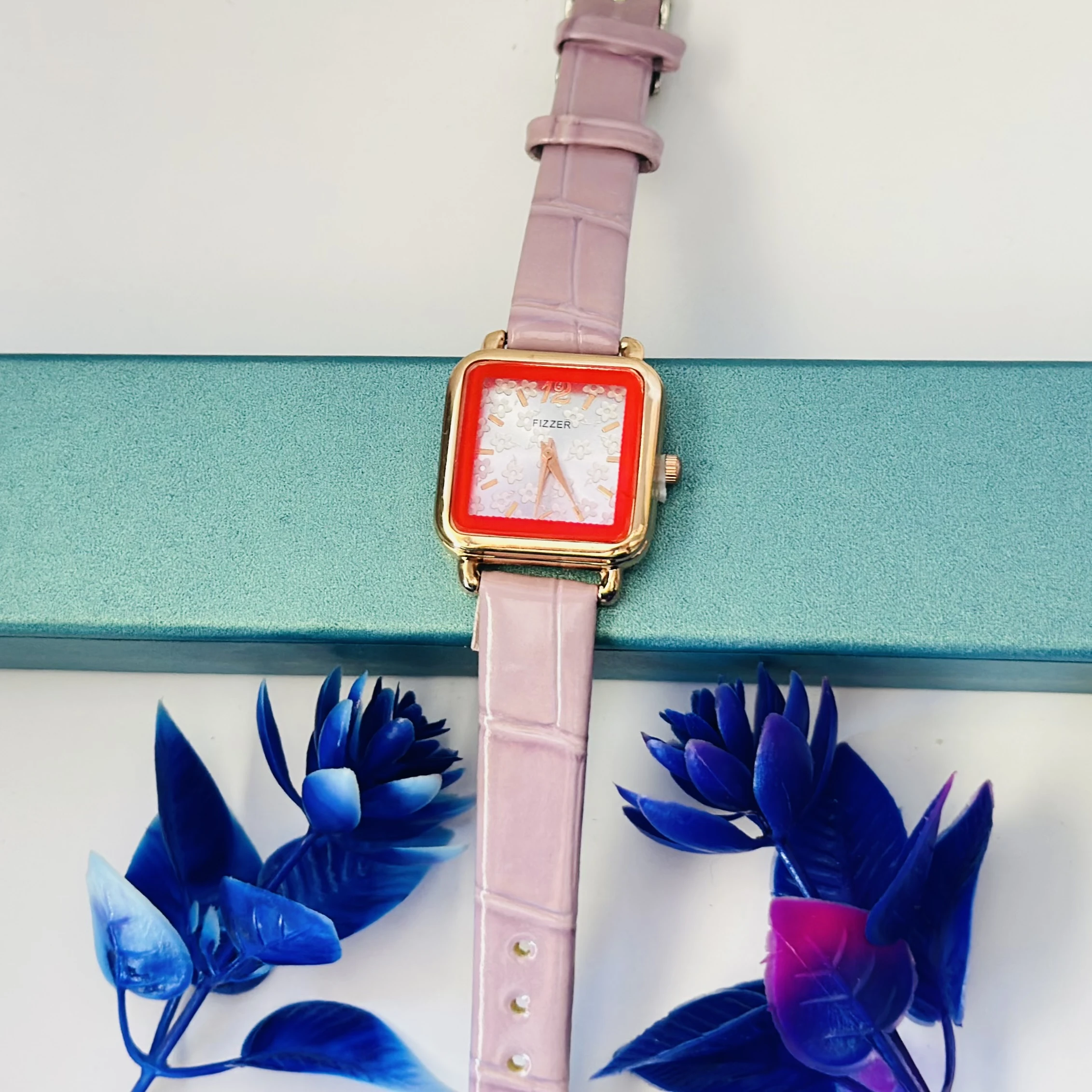 Analog quartz watch for women