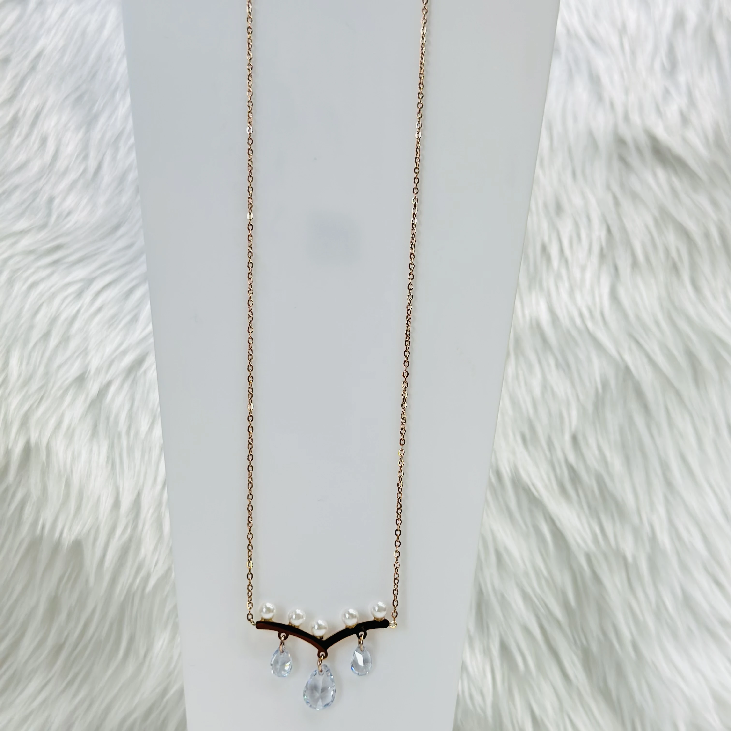 Rose gold-plated V-shape chain pendant