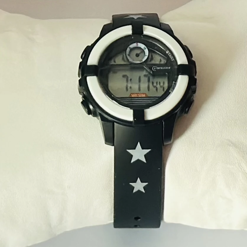 Mingrui analog watch with an asymmetric, "melted" dial and black silicone strap.