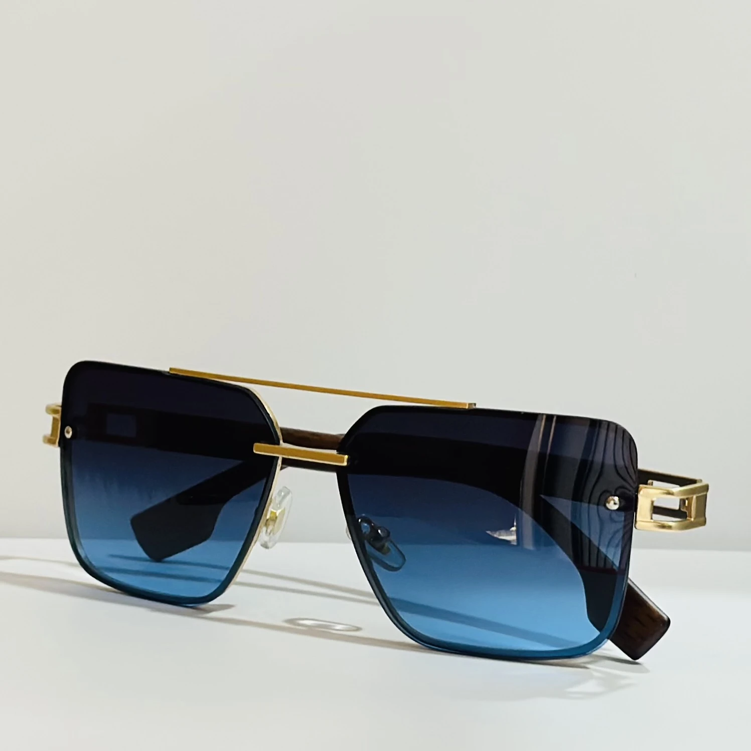 pair of Maybach The Metropolitan II GAAZ26 sunglasses.