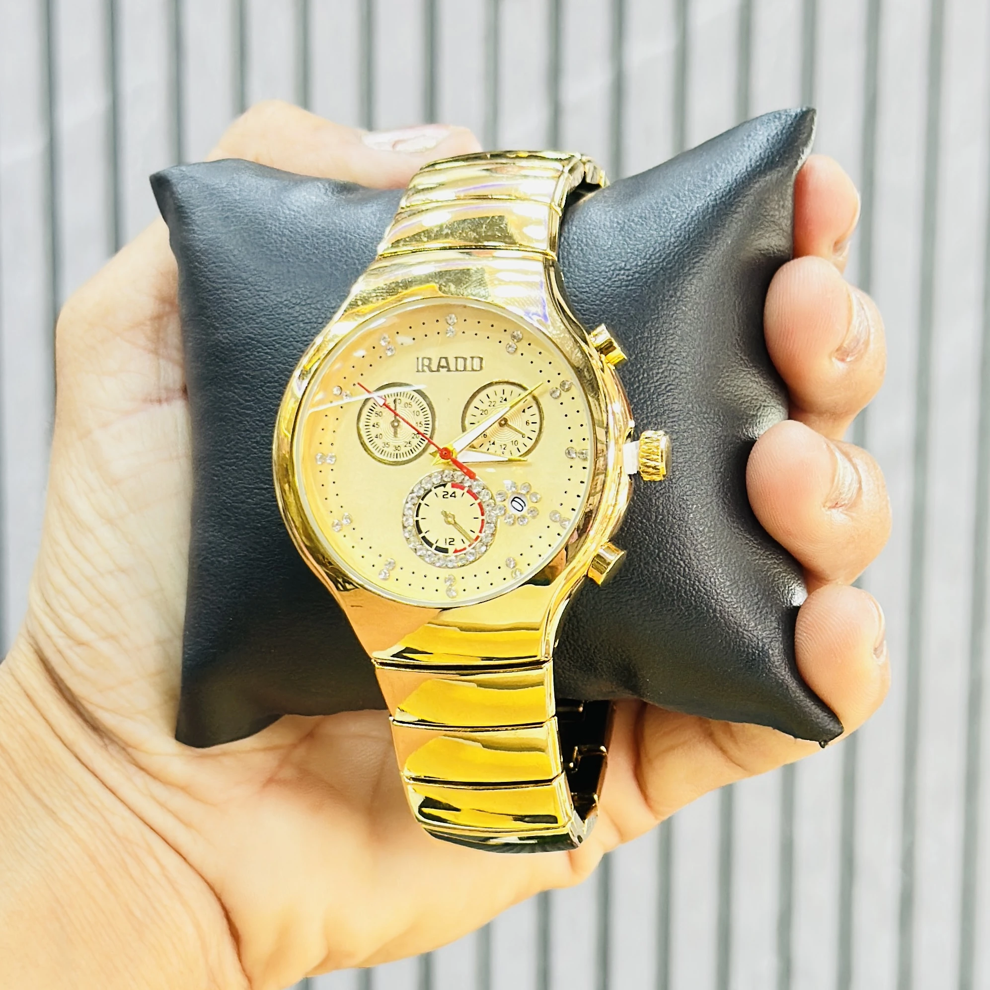 Gold plated quartz analog wristwatch