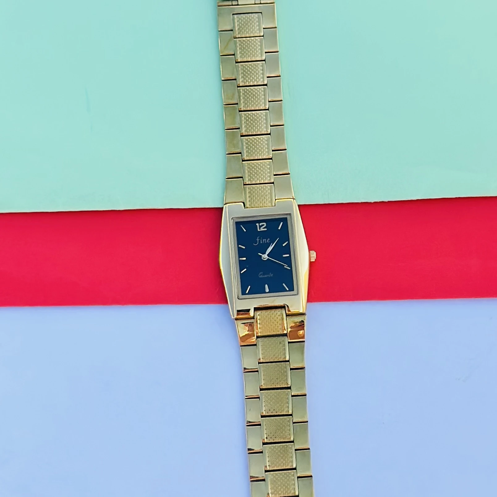 Fine gold-plated analog quartz watch