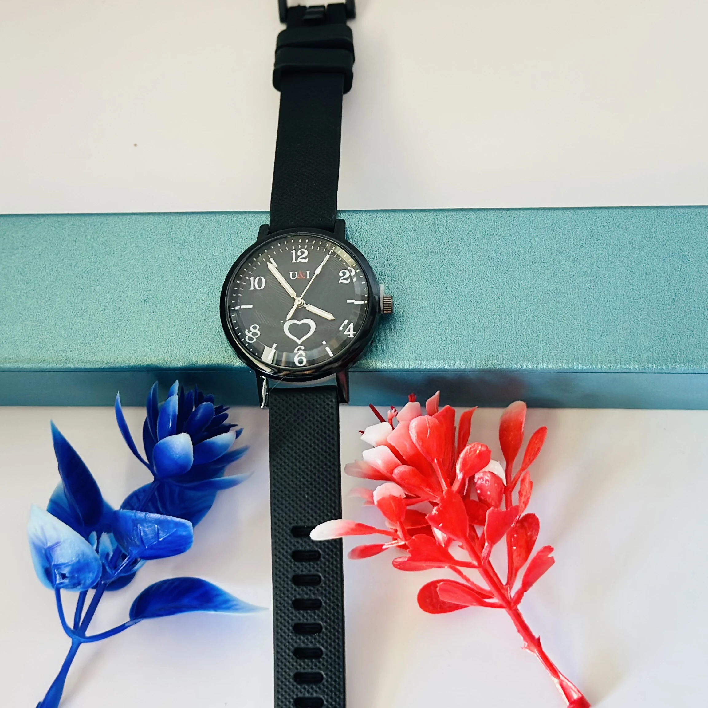 fashionable women's quartz watch