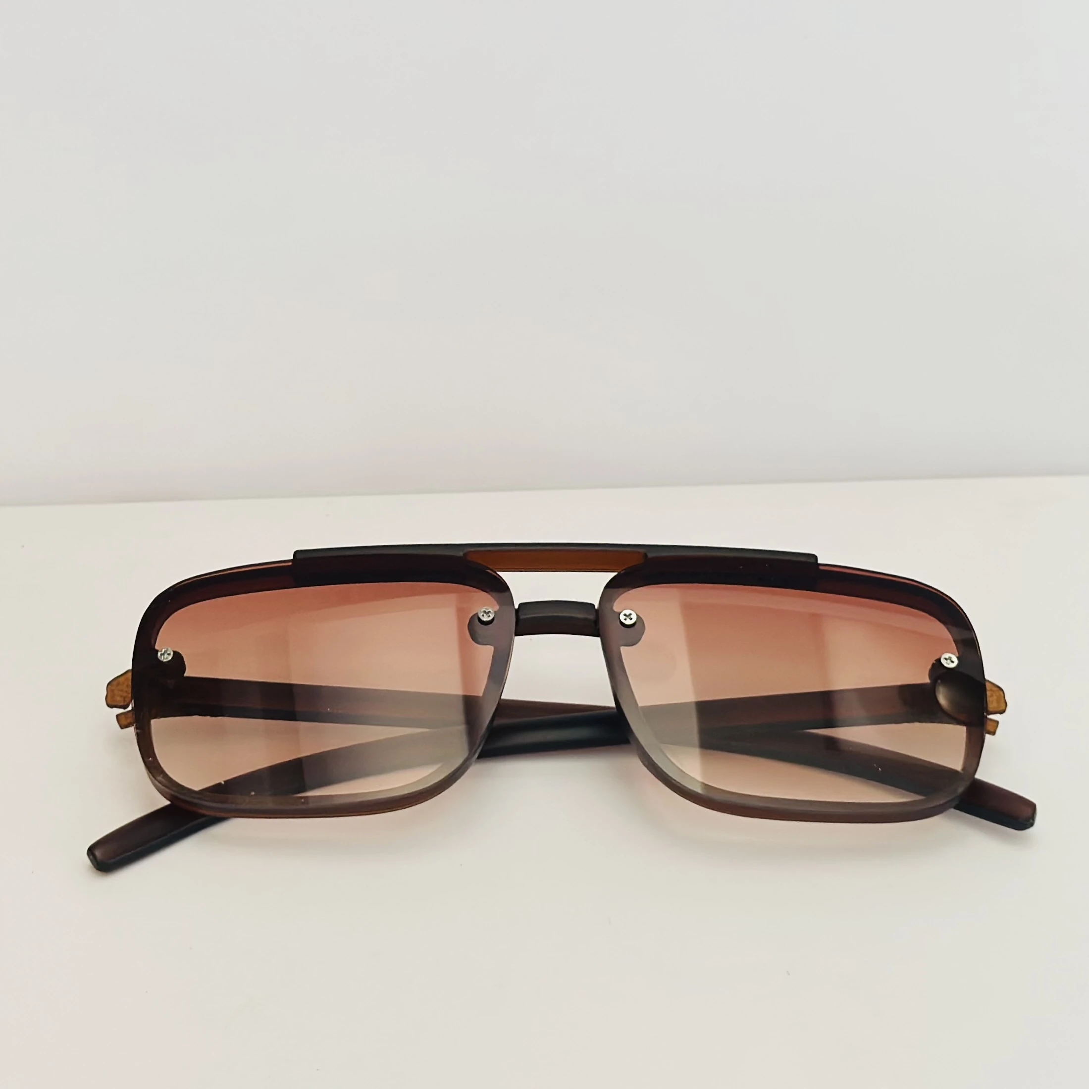 Brown oversized flat-top sunglasses.