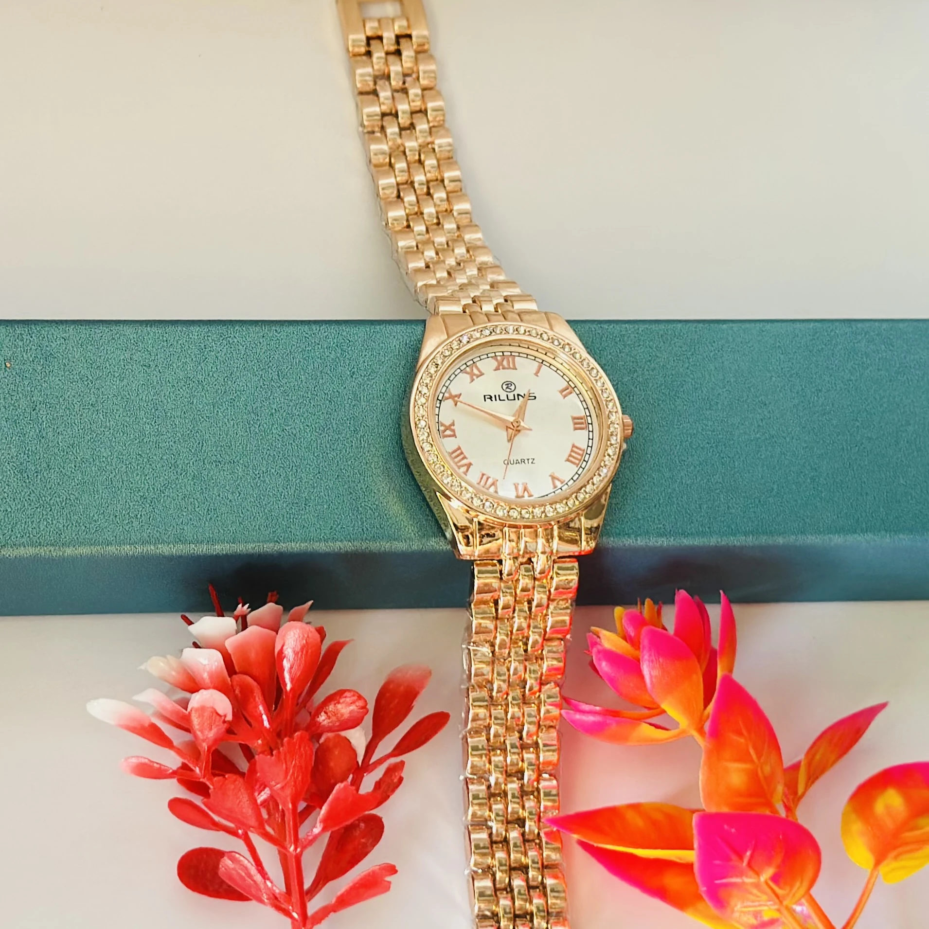 Fashion women's gold metal band watch