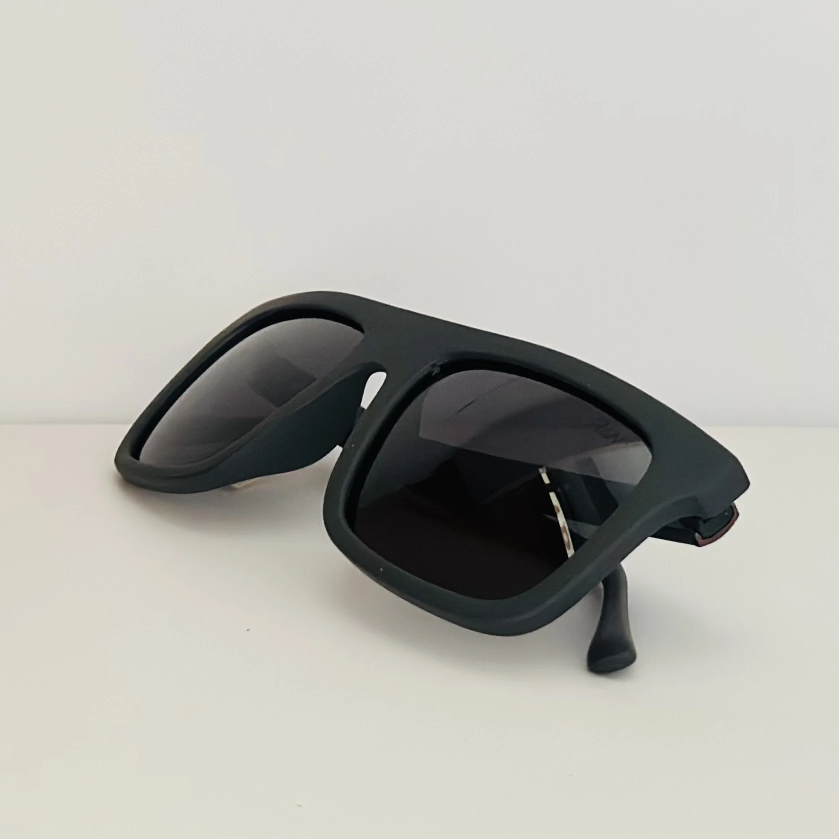 Black square-frame sunglasses