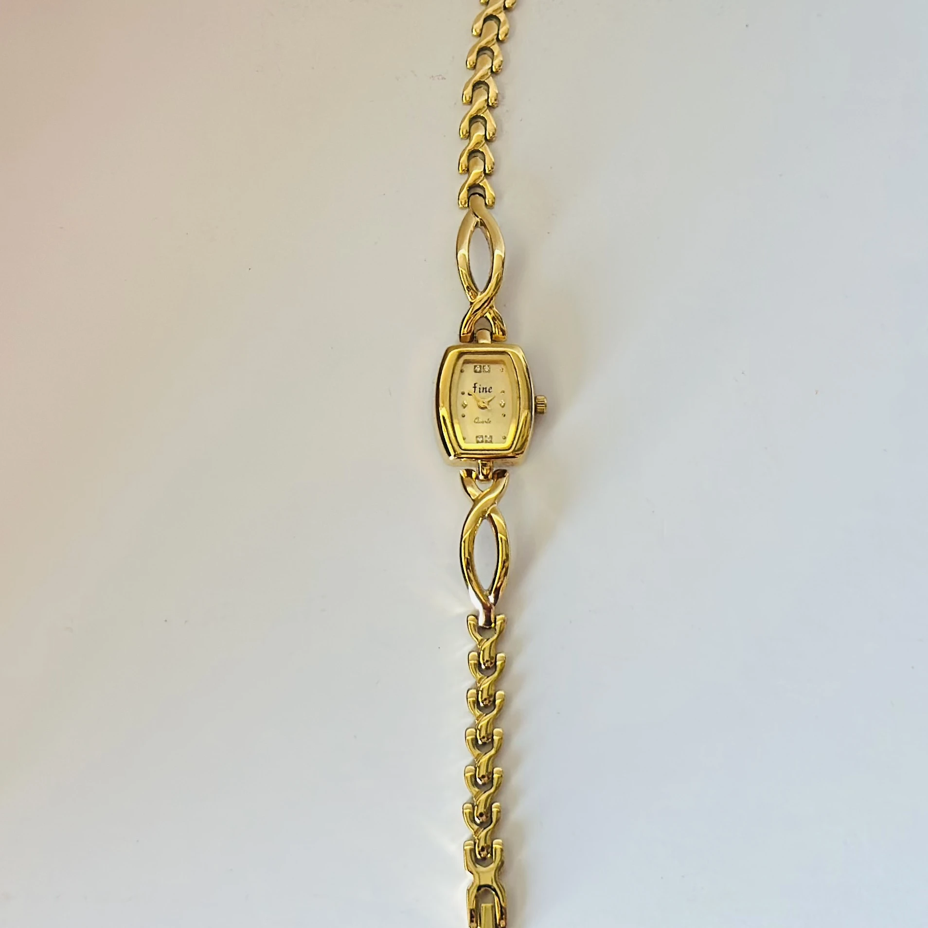 Fashion golden oval dial bracelet quartz wrist watch for women.