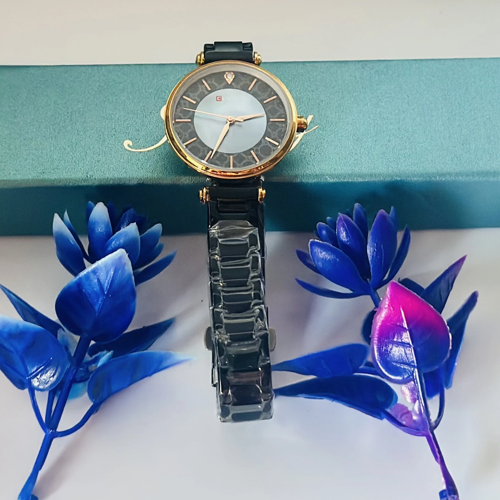 Curren 9072 women's analogue watch