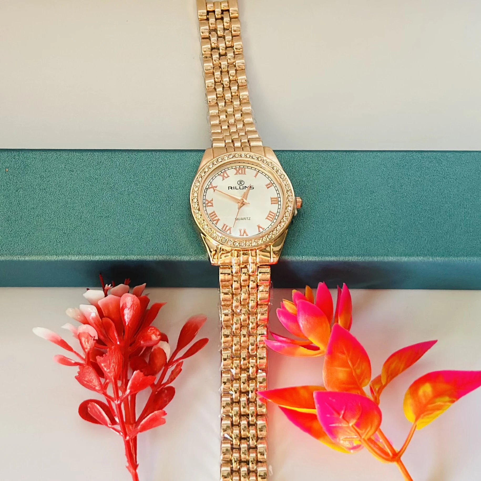 Fashion women's gold metal band watch