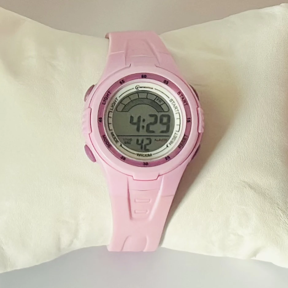 Mingrui analog watch with an asymmetric, "melted" dial and black silicone strap.