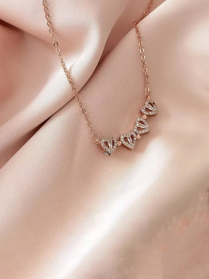 Rose gold-plated magnetic four-leaf clover heart pendant necklace.