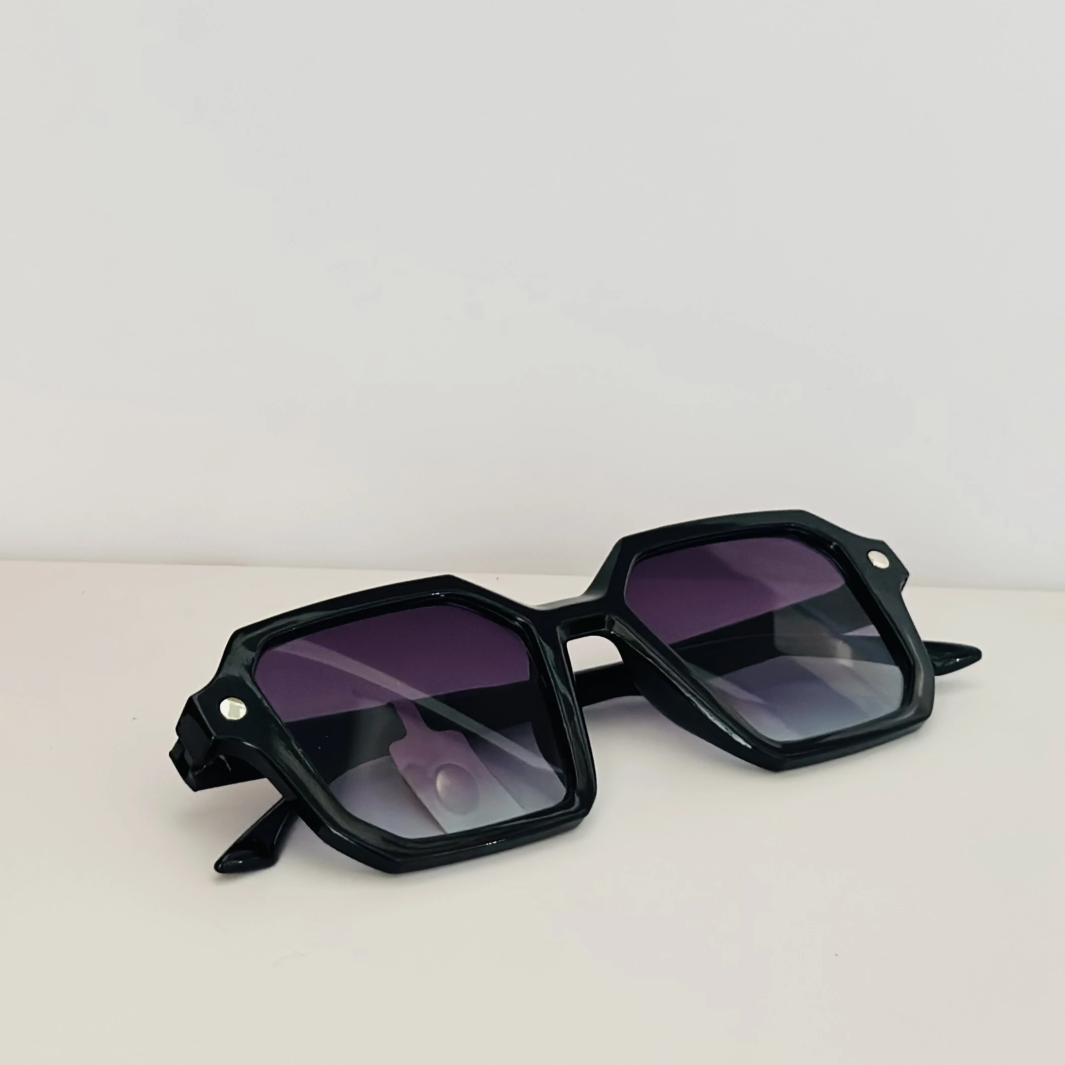 Square shaped, black, unisex sunglasses with UV-protected lenses