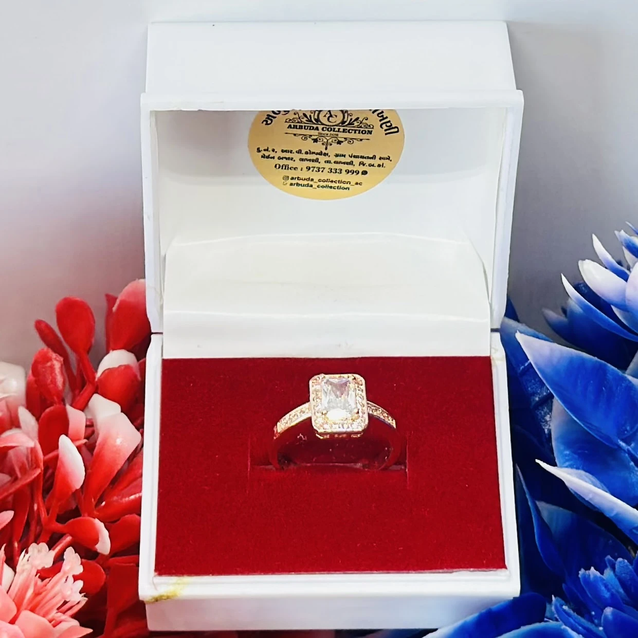 Ring in sterling silver with a yellow band color.
