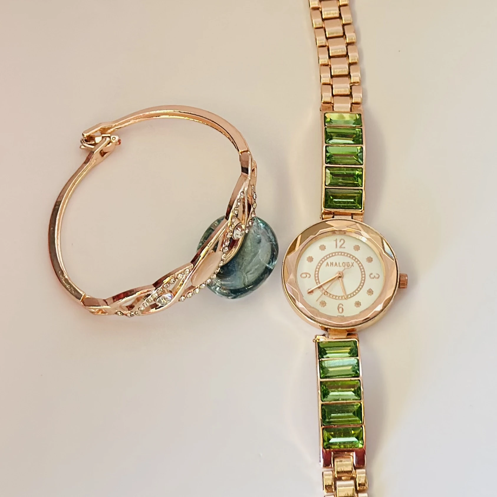 Analog watch with a bracelet set
