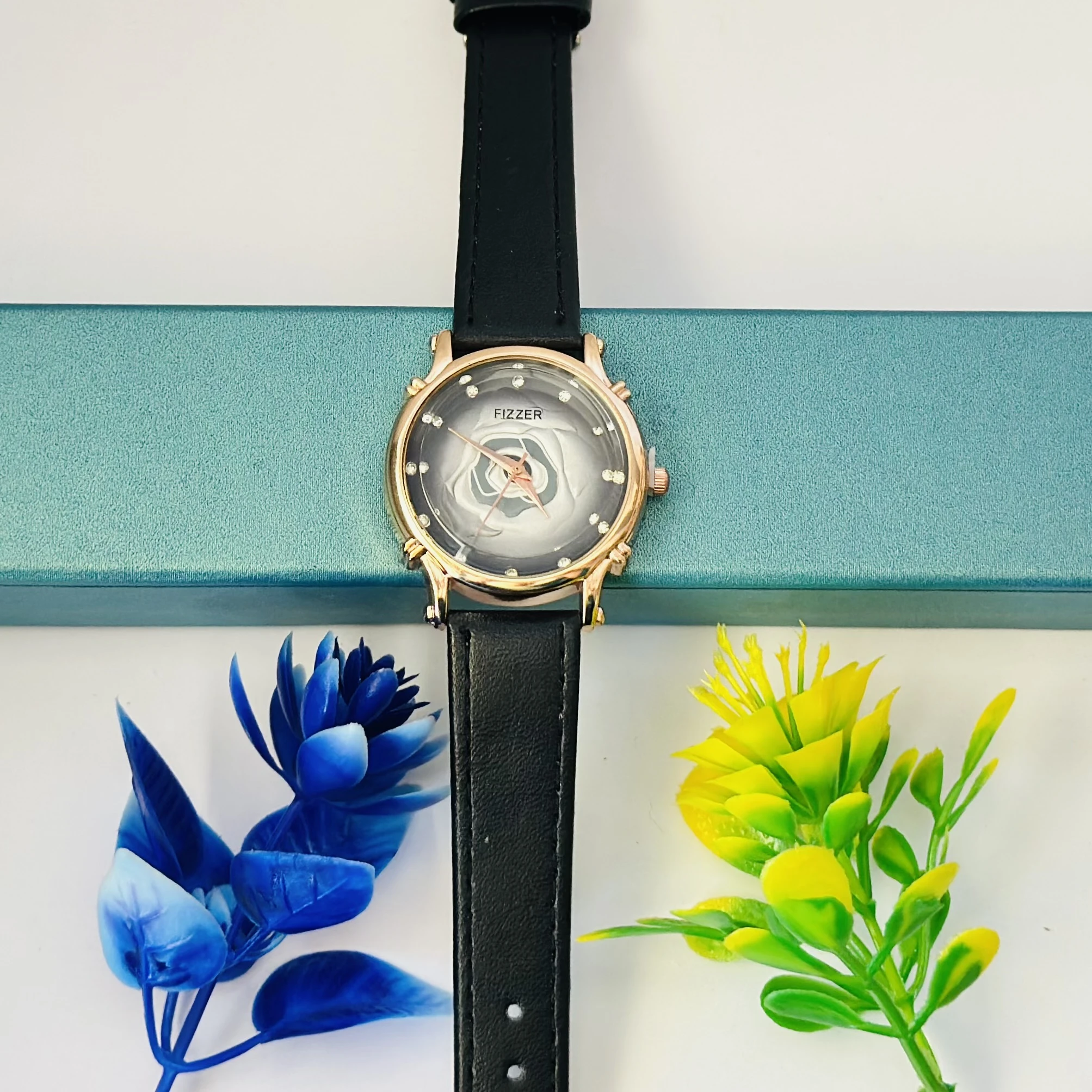 Analog quartz watch for women