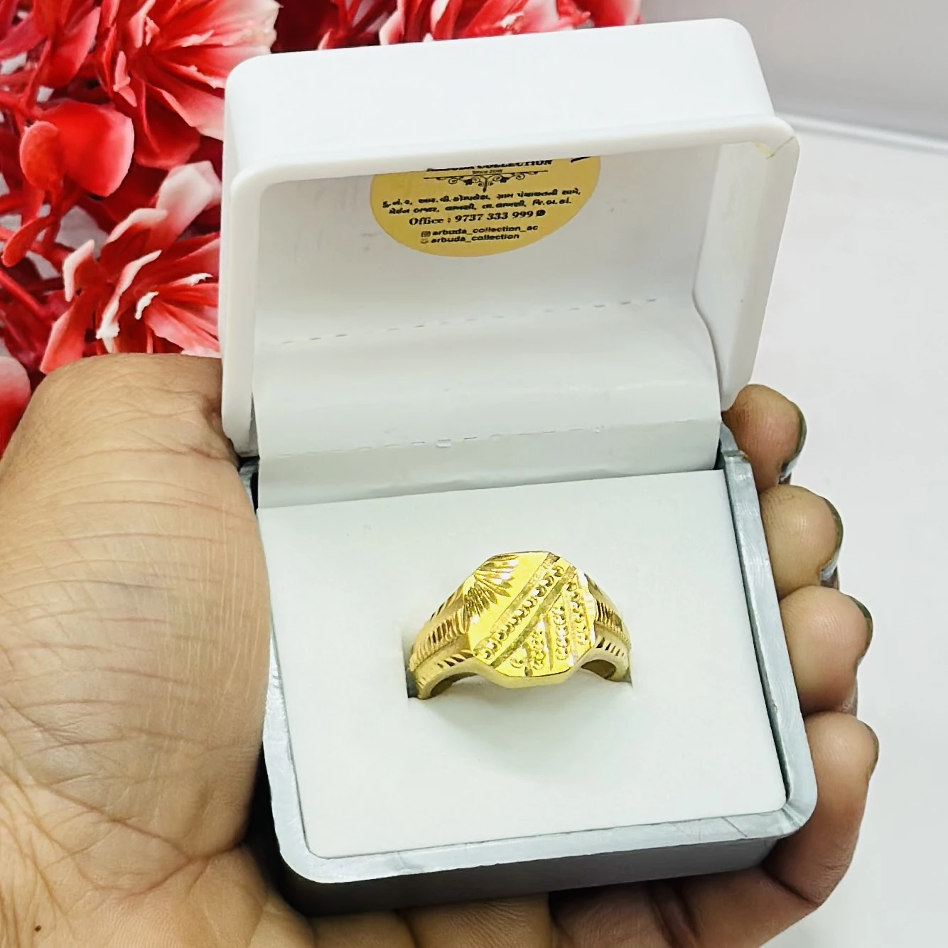 22k yellow gold men's ring with a classic design featuring engraving details.