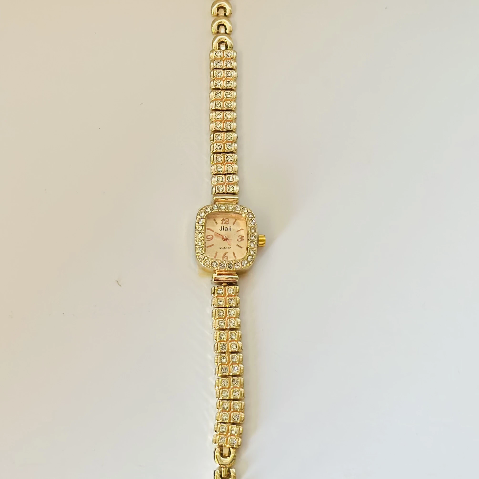 Analog quartz watch for women